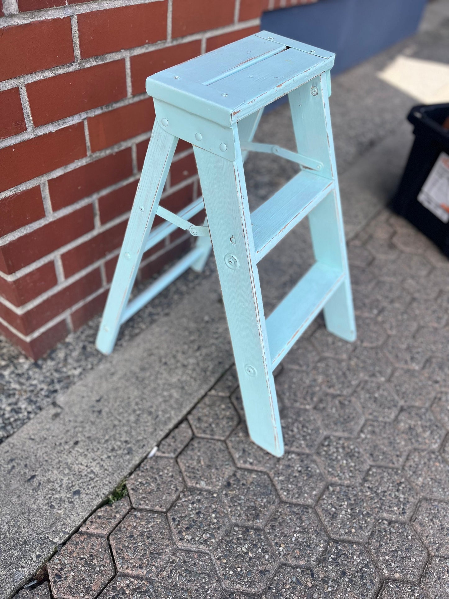 A  Stunning 24 x 11 x 5“ deep antique country shabby chic painted step stool or ladder - perfect for blankets or plants