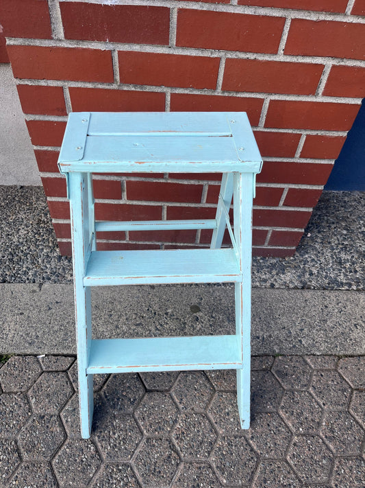 A  Stunning 24 x 11 x 5“ deep antique country shabby chic painted step stool or ladder - perfect for blankets or plants