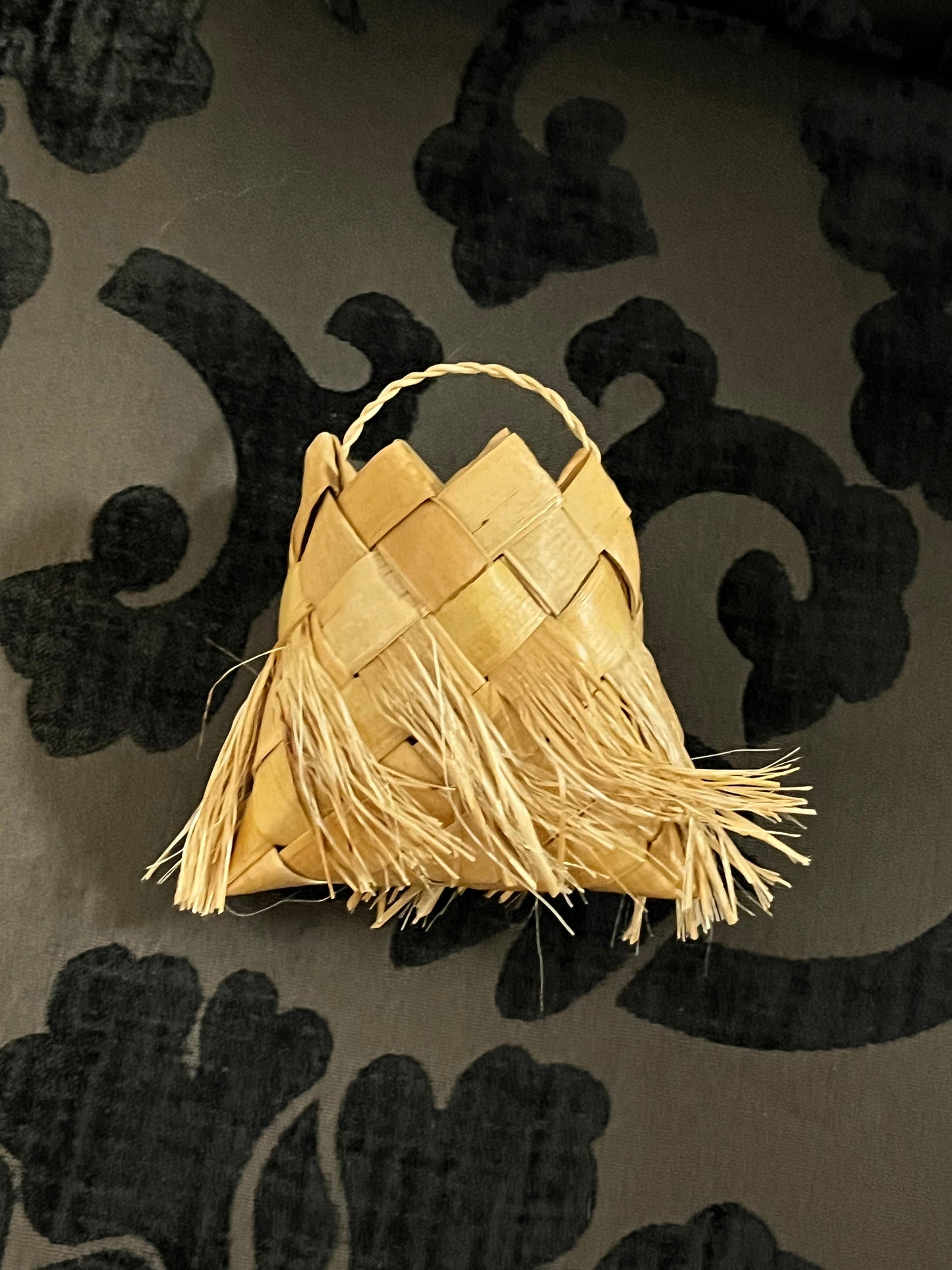 4 x 3 inch Canadian indigenous first nations Cedar bark basket with abalone  sweet and lovely condition