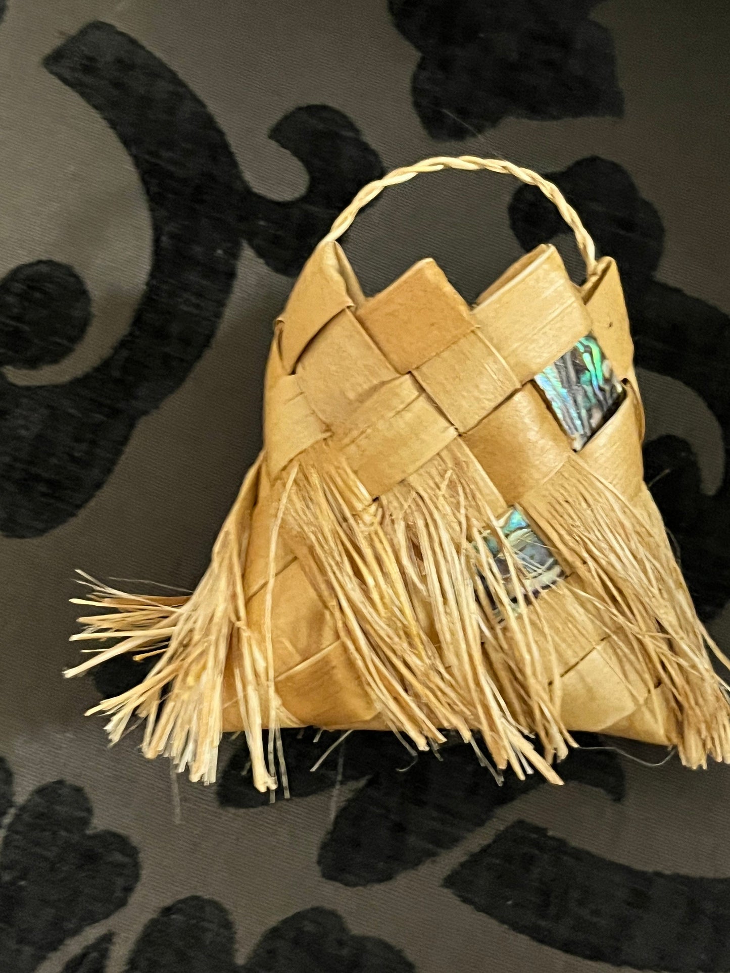 4 x 3 inch Canadian indigenous first nations Cedar bark basket with abalone  sweet and lovely condition