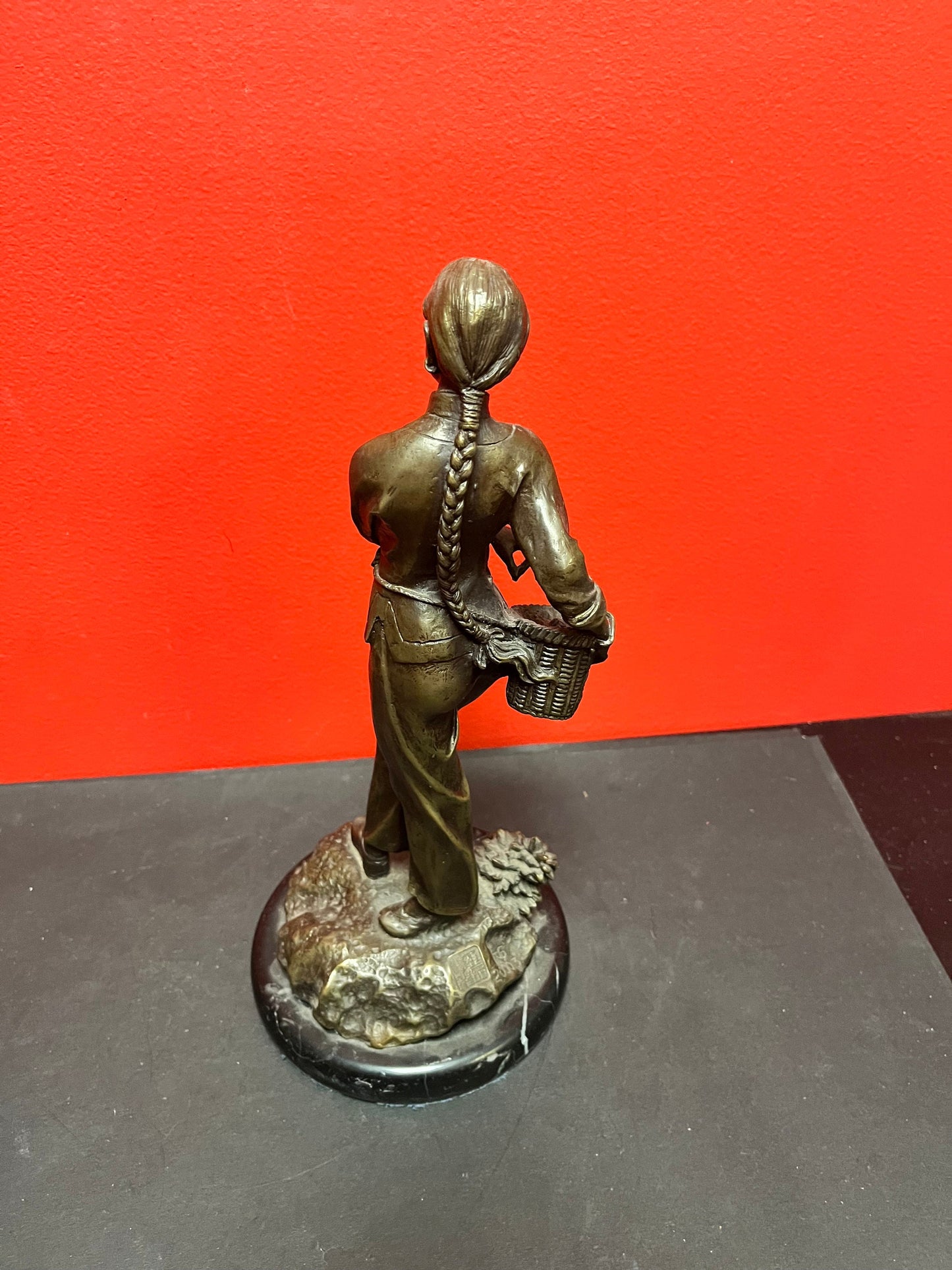 Stunning 12 inch tall bronze, Chinese signed statue of a lady  Asian beauty  Great detail  Value priced