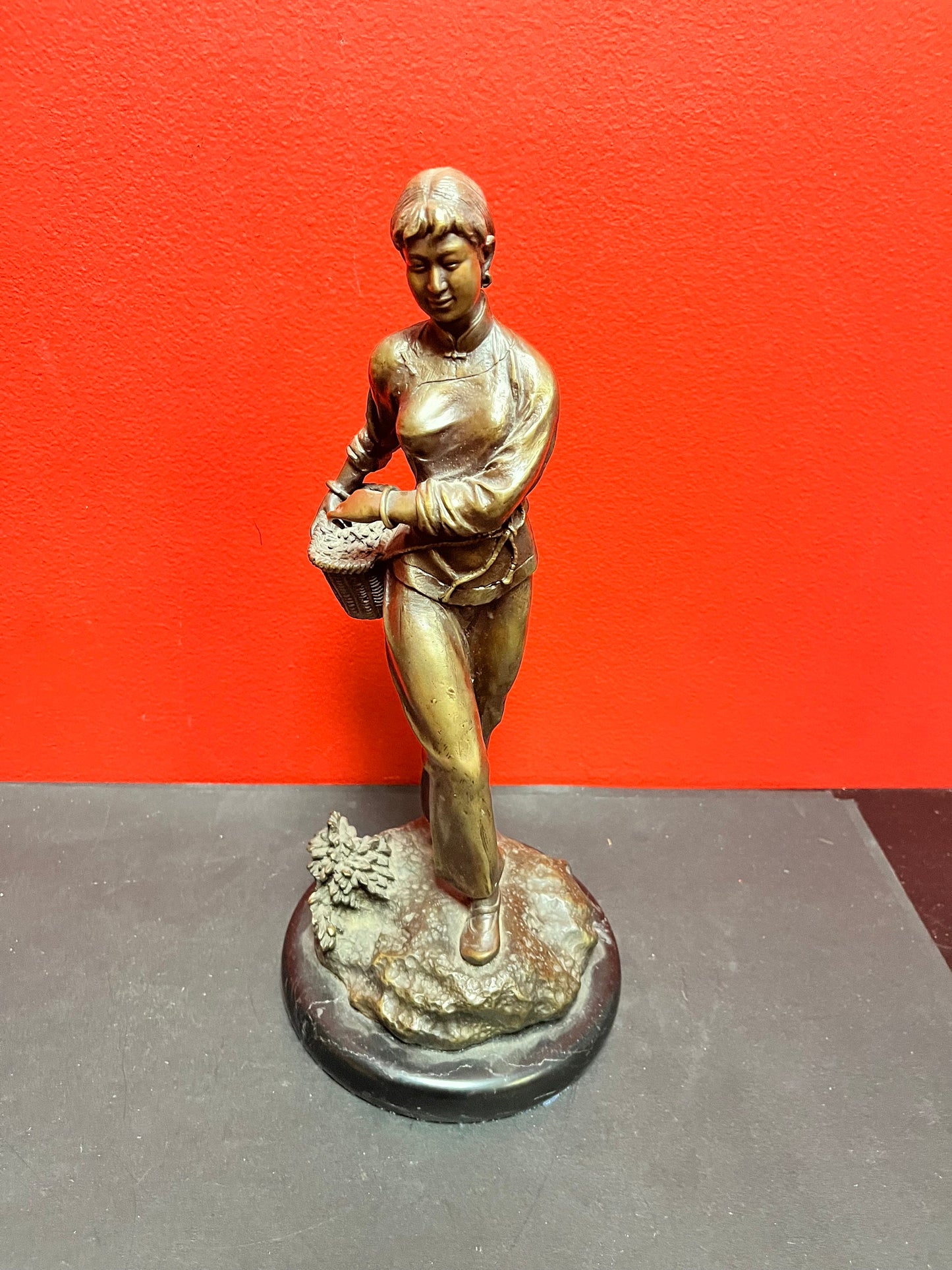 Stunning 12 inch tall bronze, Chinese signed statue of a lady  Asian beauty  Great detail  Value priced