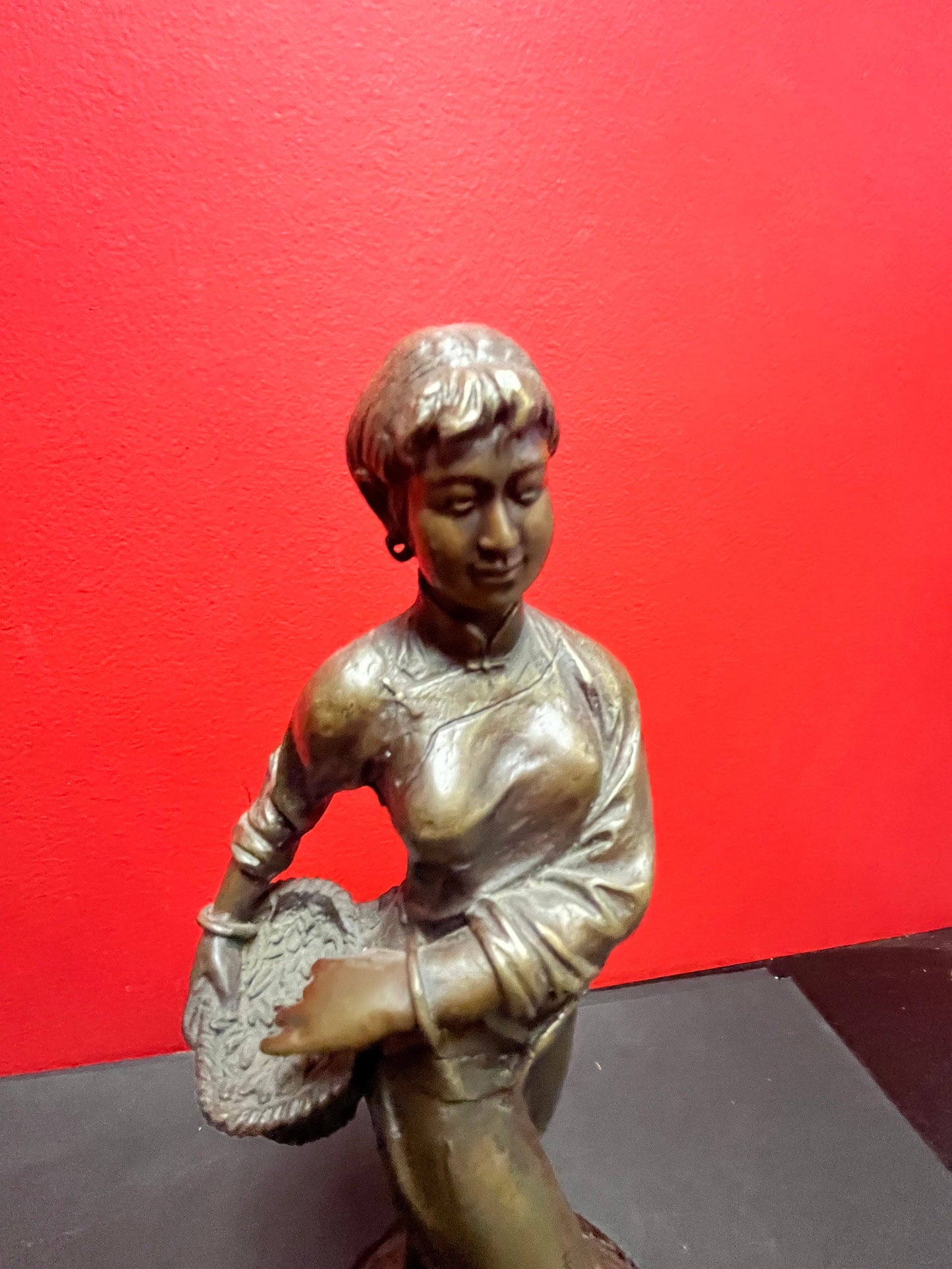Stunning 12 inch tall bronze, Chinese signed statue of a lady  Asian beauty  Great detail  Value priced