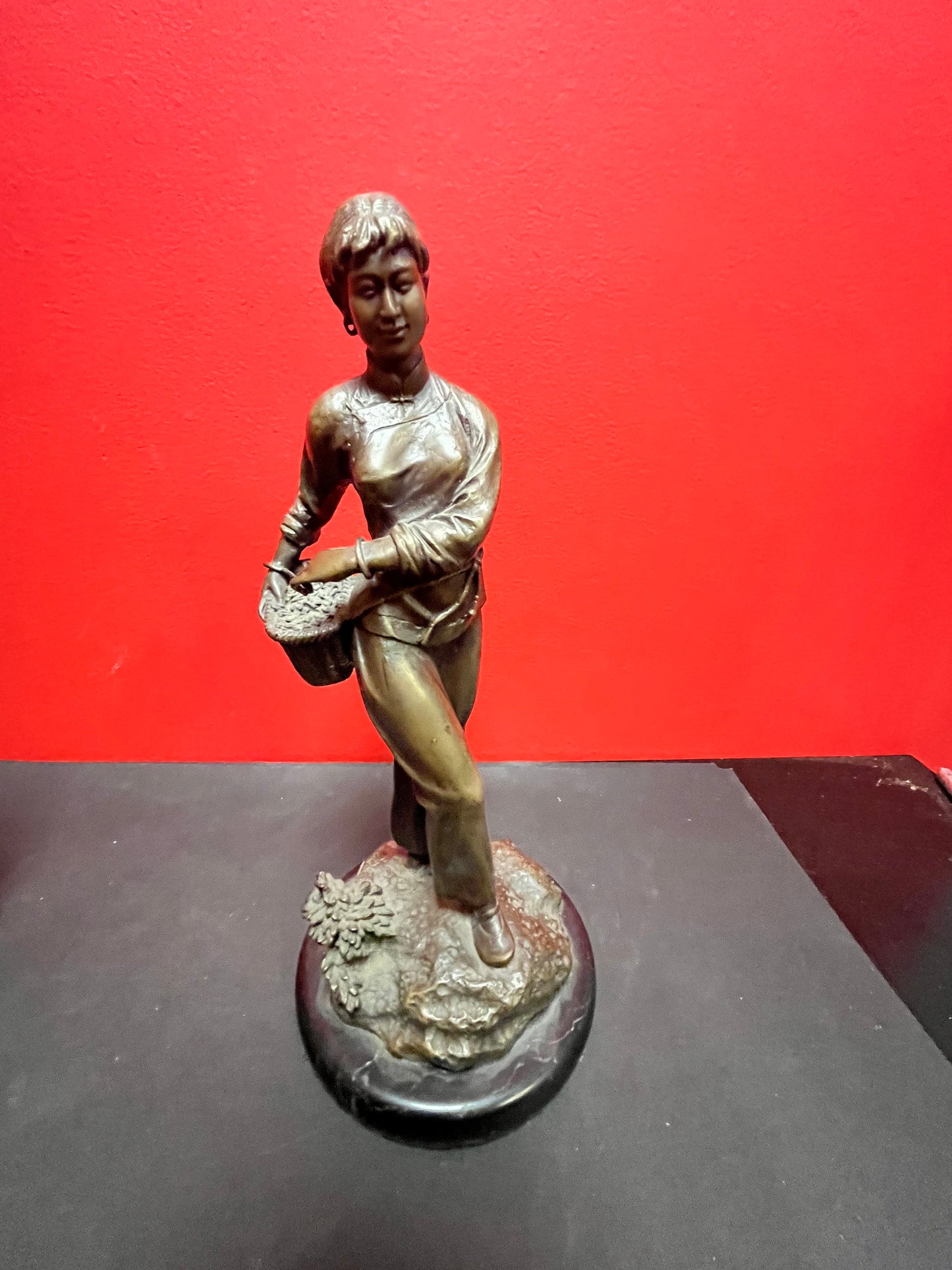 Stunning 12 inch tall bronze, Chinese signed statue of a lady  Asian beauty  Great detail  Value priced