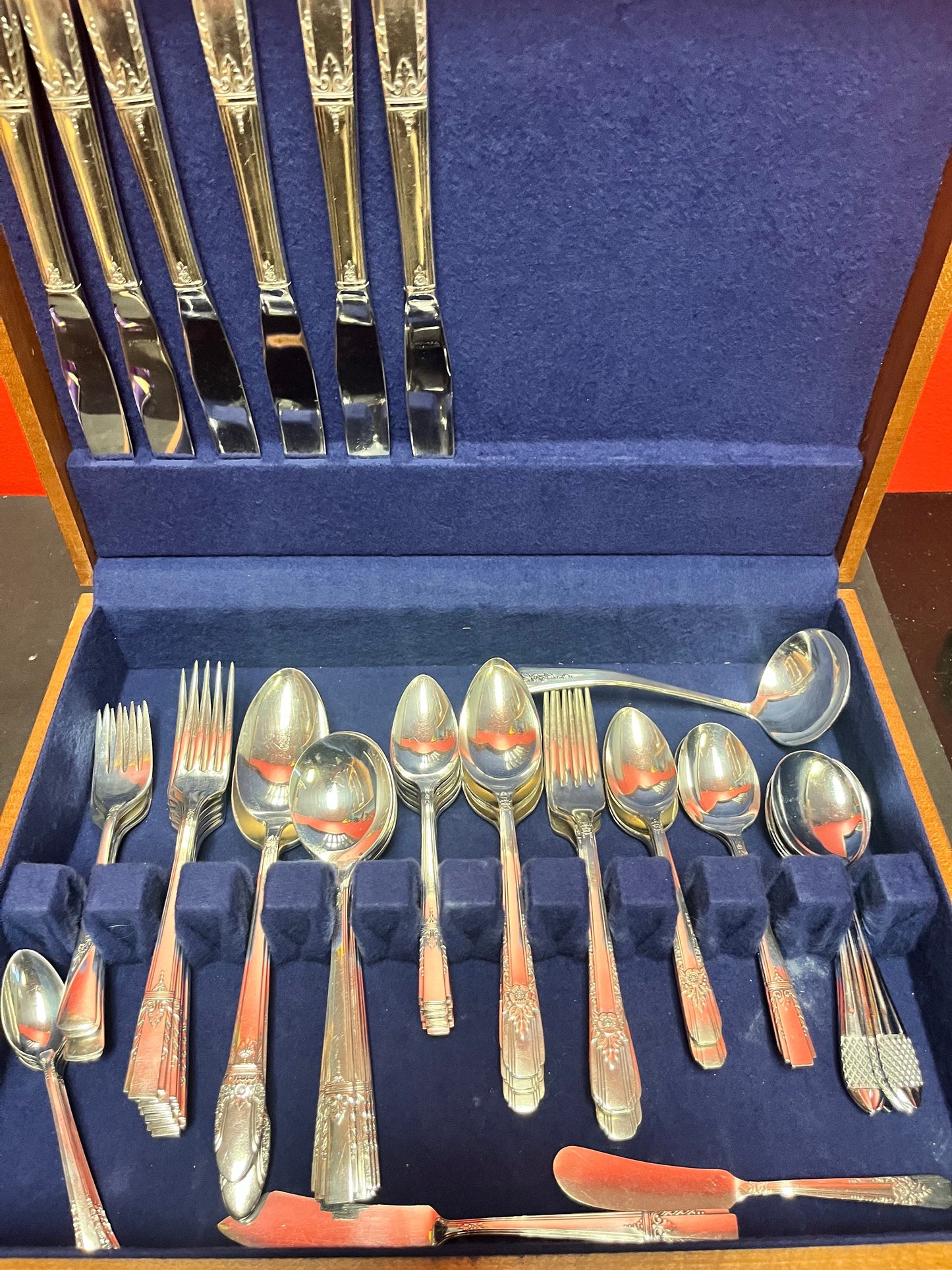 Huge amount of silver plate cutlery and beautiful - no wood canteen  two sets mix and match  great value  roll the dice