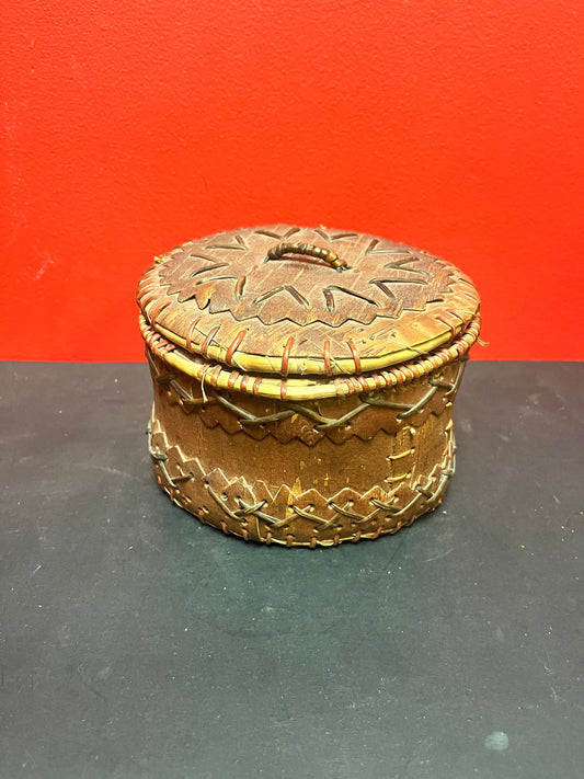 7 x 4 high indigenous first nations Cree north Saskatchewan Cedar Bork box with lid  wonderful condition and so much history  good value