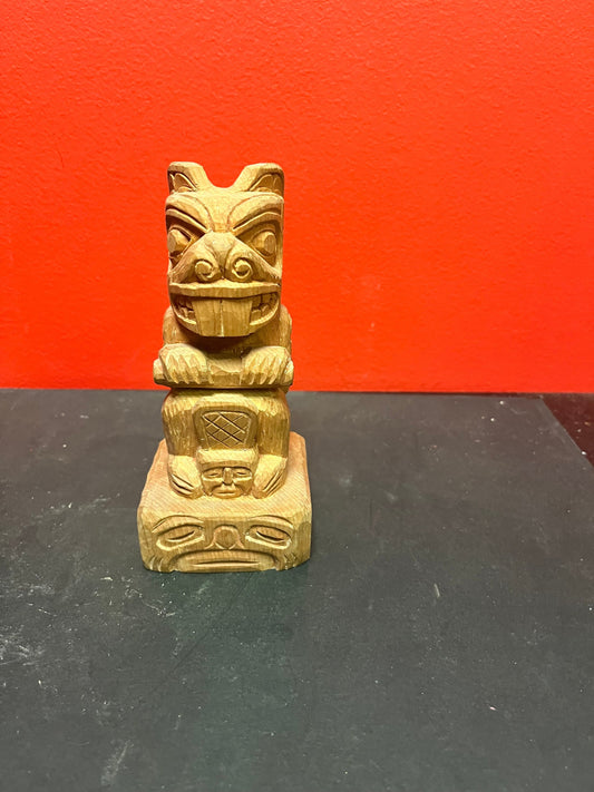 7 inch tall indigenous first nations Pacific Northwest Coast Cedar Beaver totem   unsigned with good detail