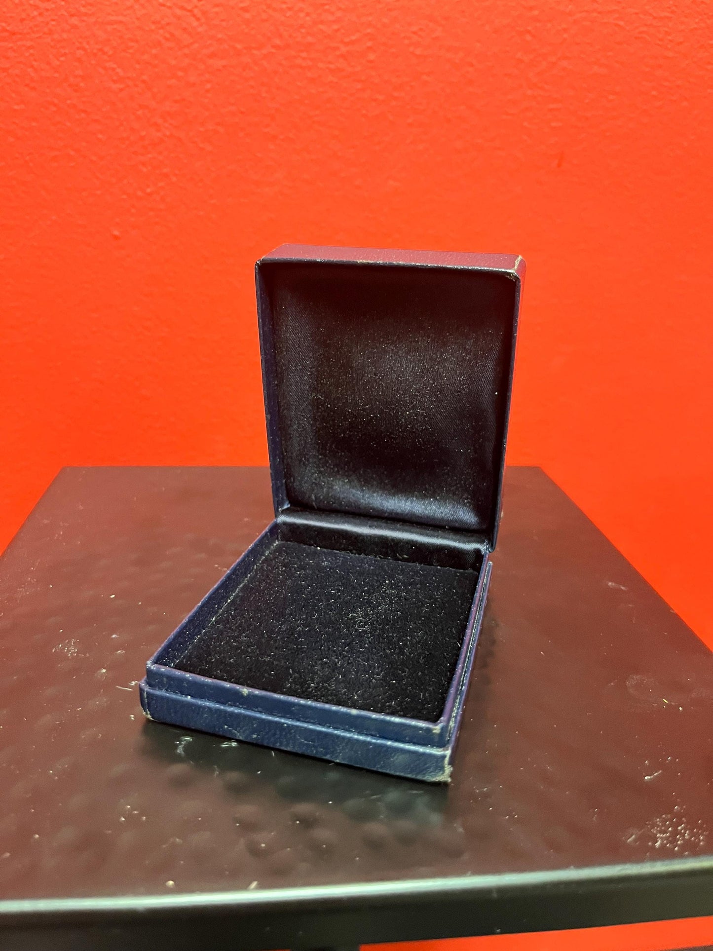 Amazing authentic old 3 x 2 x 1“ high Tiffany and  co New York jewellery box  like new perfect to give something sparkly in wow