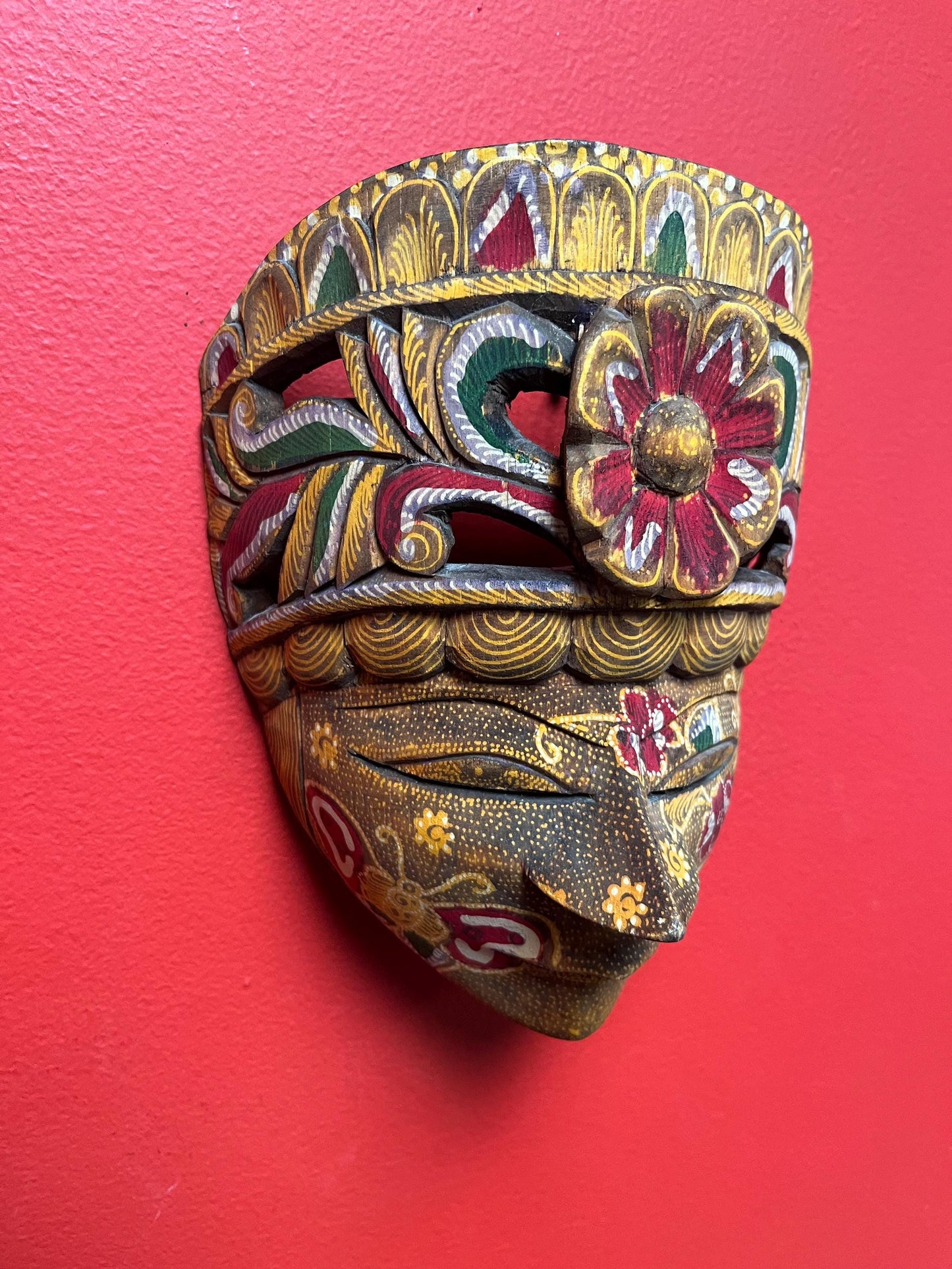 Beautiful 9 x 7“ inch wide heavily decorated Asian mask  ready to hang  ready to gift