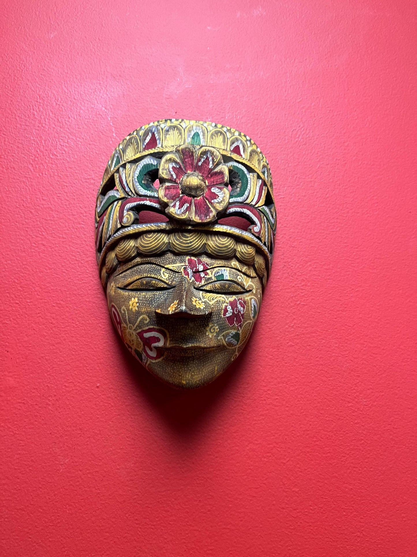 Beautiful 9 x 7“ inch wide heavily decorated Asian mask  ready to hang  ready to gift