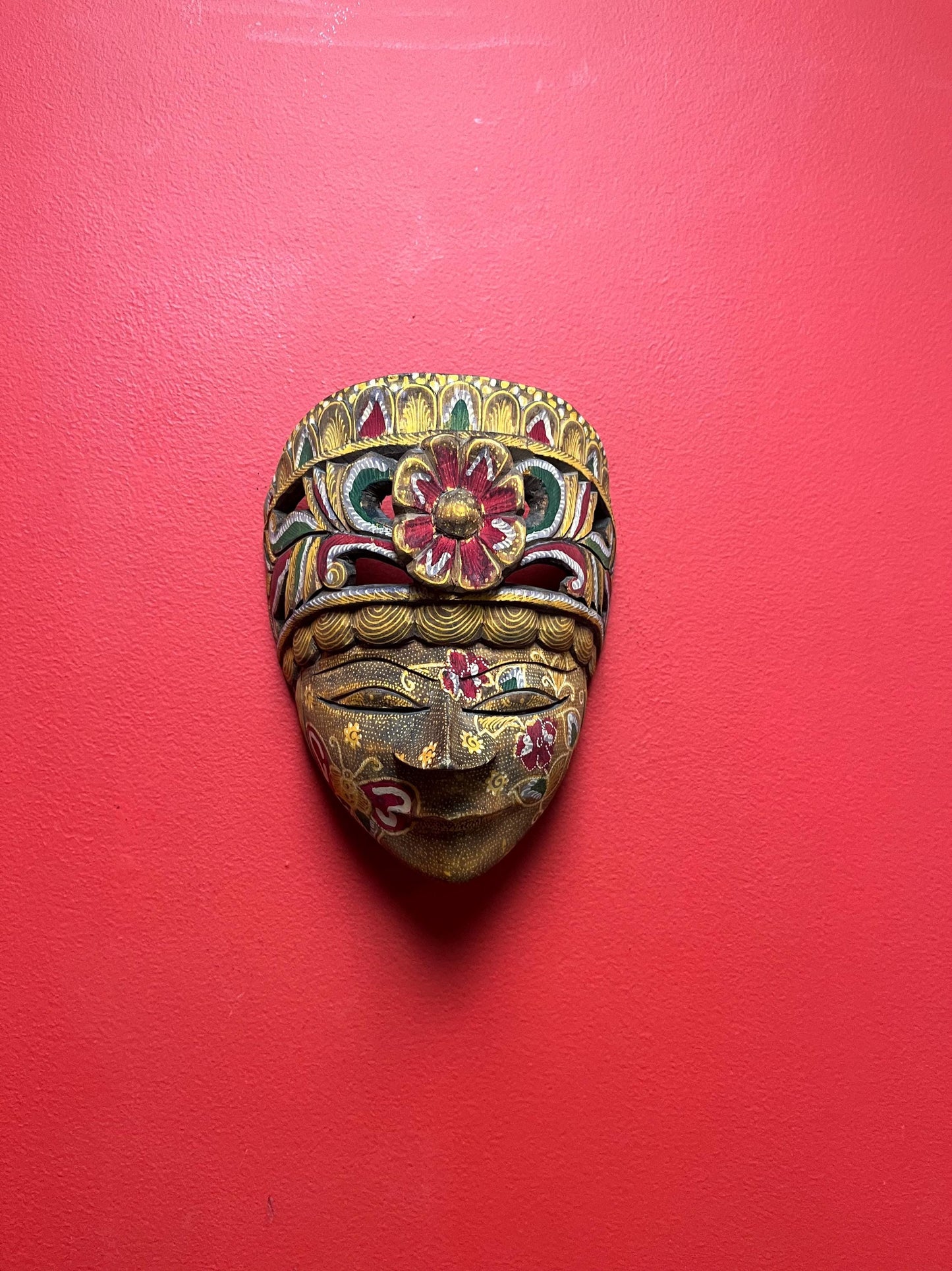 Beautiful 9 x 7“ inch wide heavily decorated Asian mask  ready to hang  ready to gift