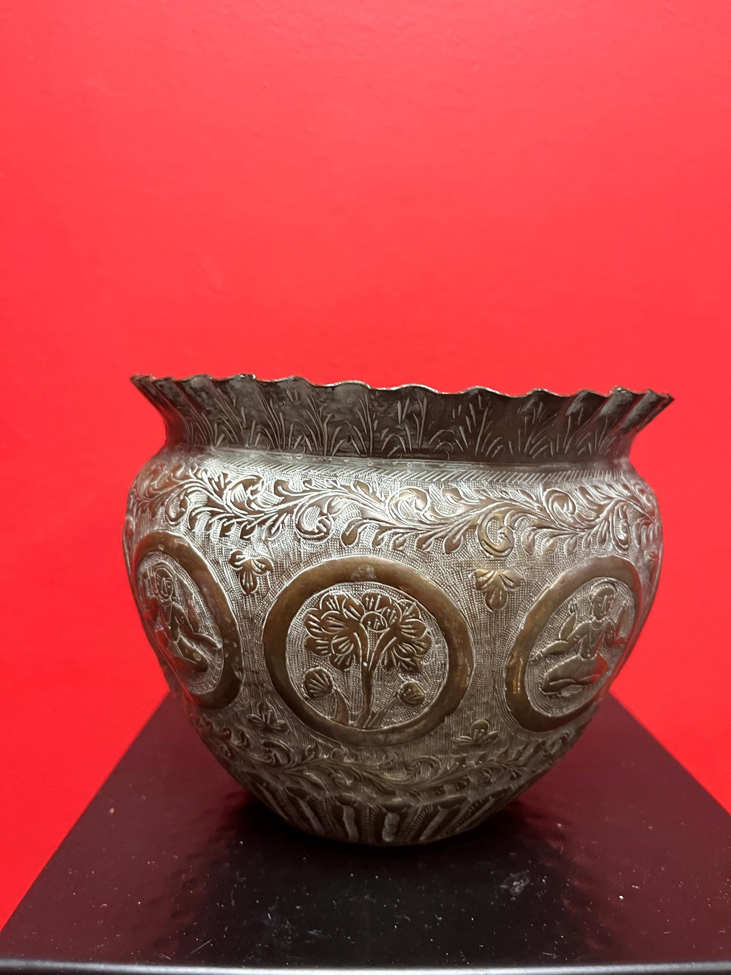 Beautiful 6 x 5 high antique Indian brass planter pot  wonderful detail and quality with an amazing patina  wow  the imagery