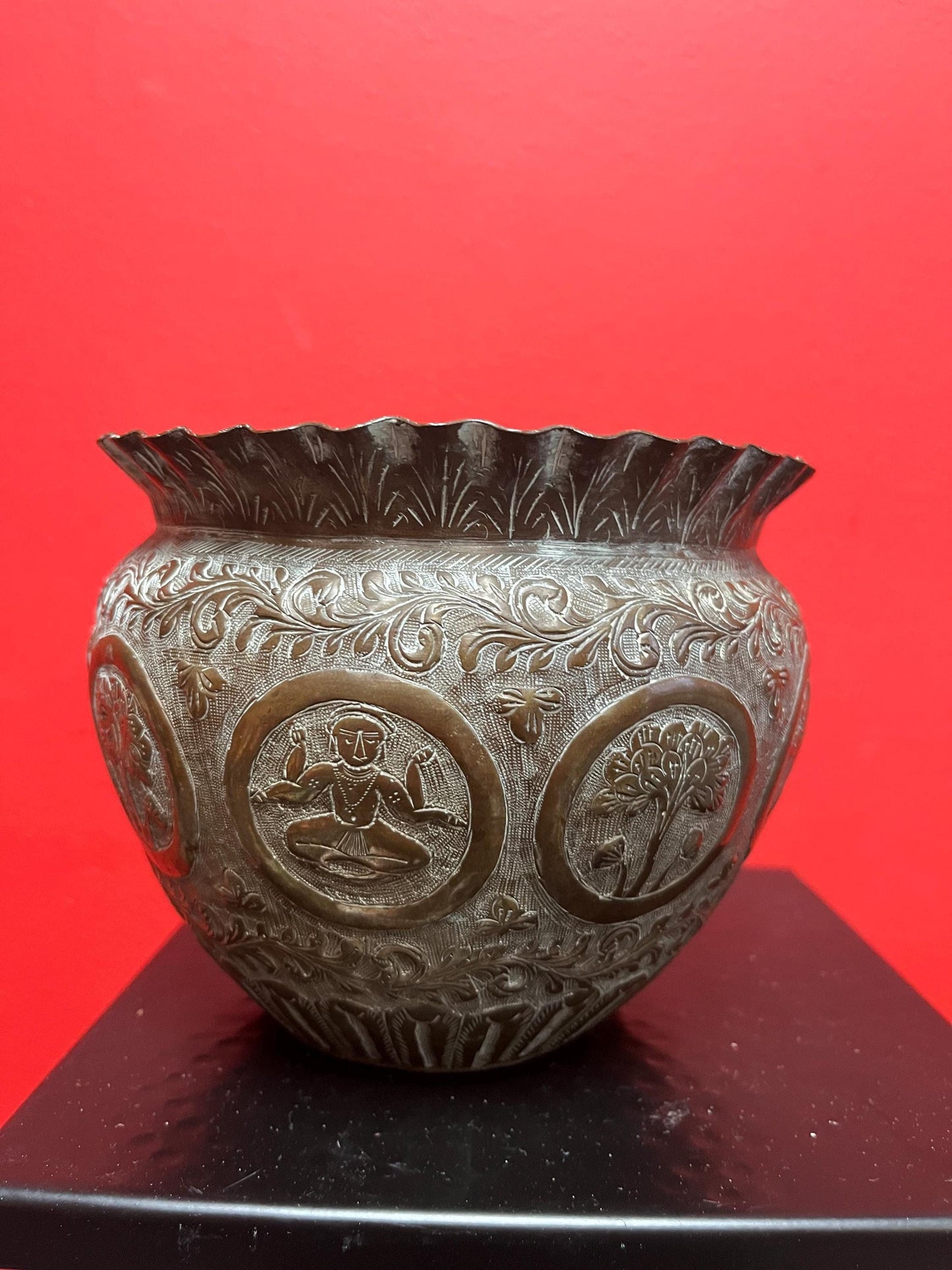 Beautiful 6 x 5 high antique Indian brass planter pot  wonderful detail and quality with an amazing patina  wow  the imagery