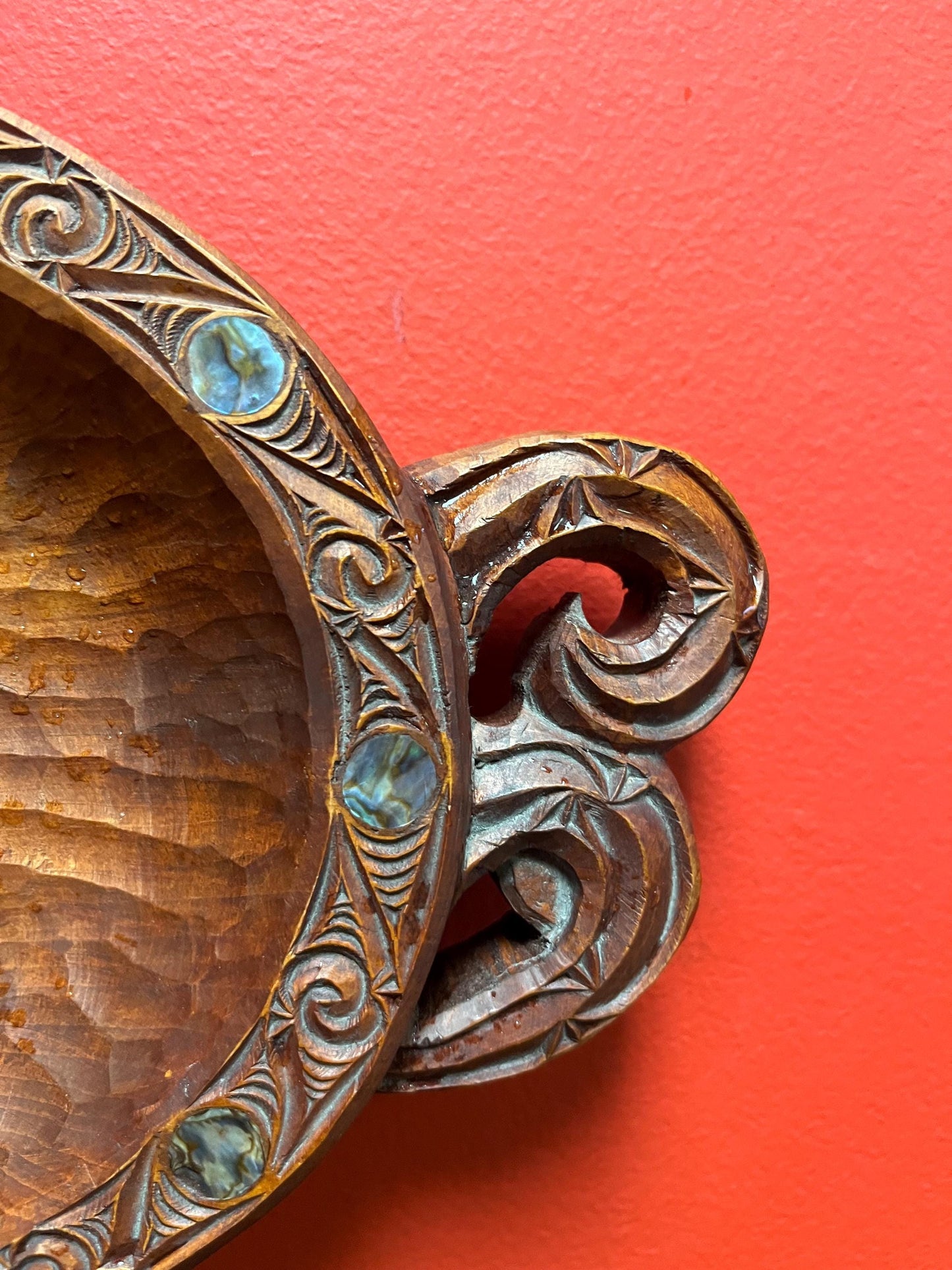 Stunning 18 x 9  inch wide New Zealand Maori feast bowl with Abalone shell  1950s  grade A  detail