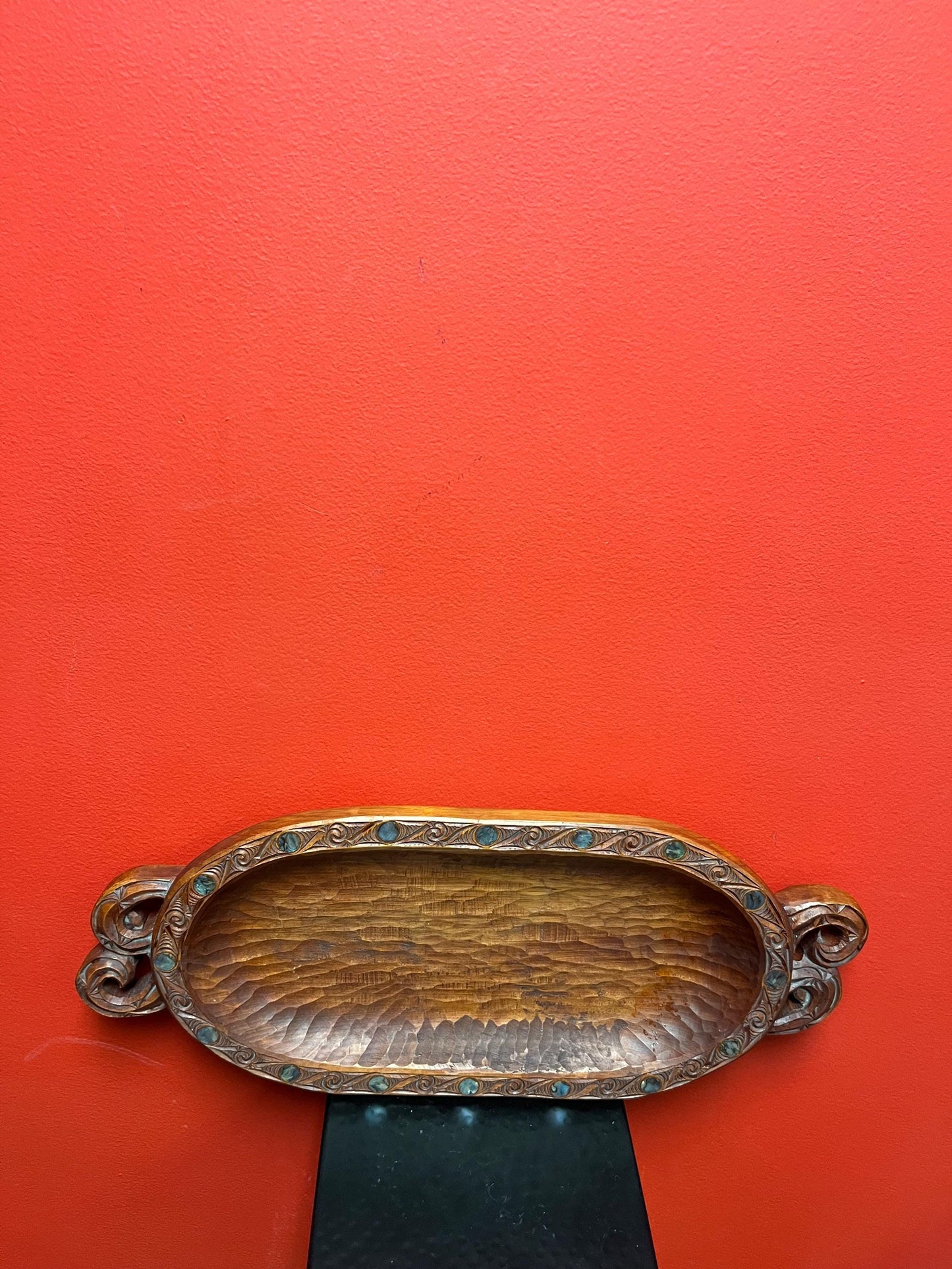 Stunning 18 x 9  inch wide New Zealand Maori feast bowl with Abalone shell  1950s  grade A  detail