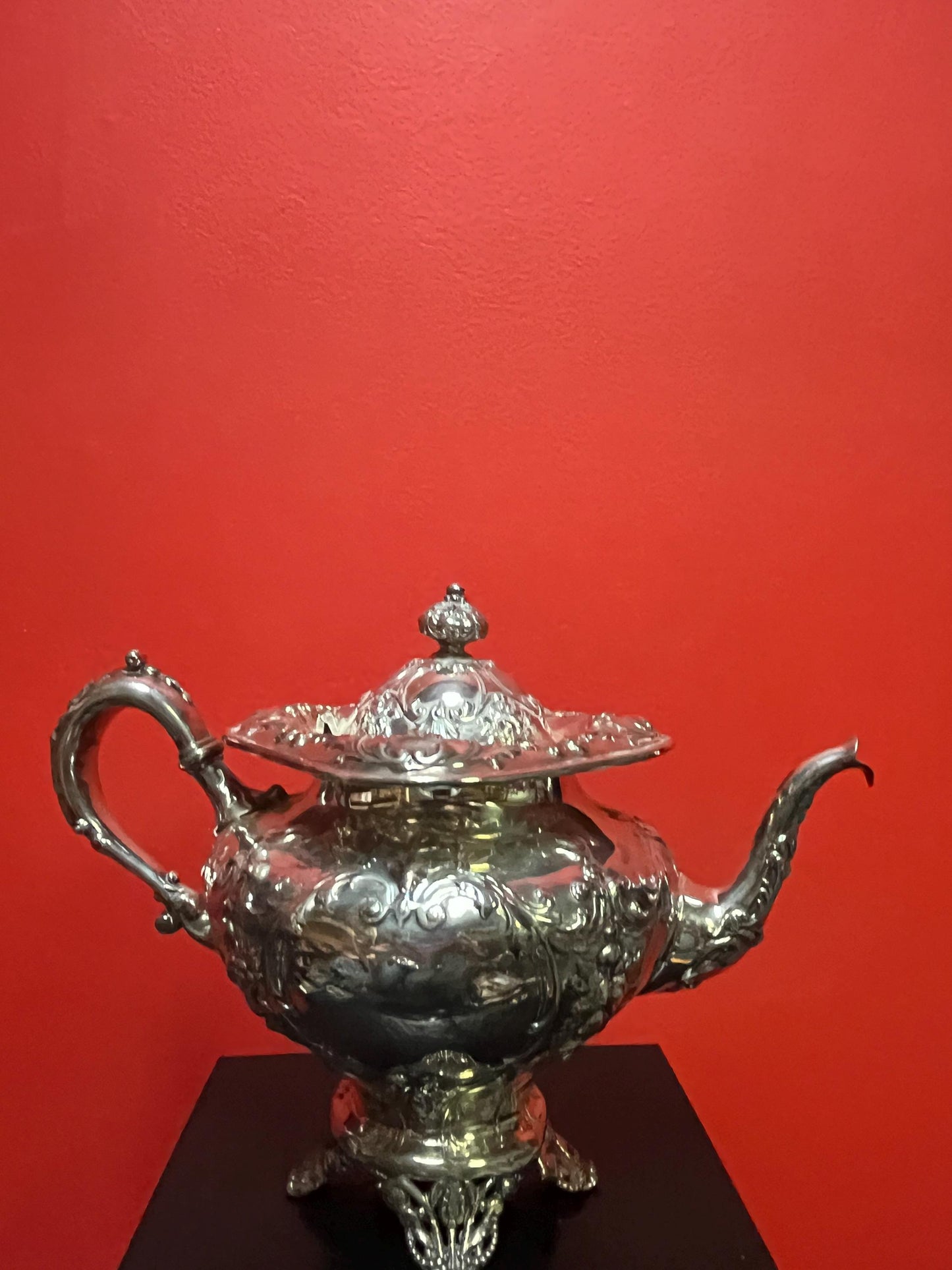 Beautiful 10 x 9“ high quality and English  antique silver plated teapot  great condition and ready to use  perfect gift  tea time!!