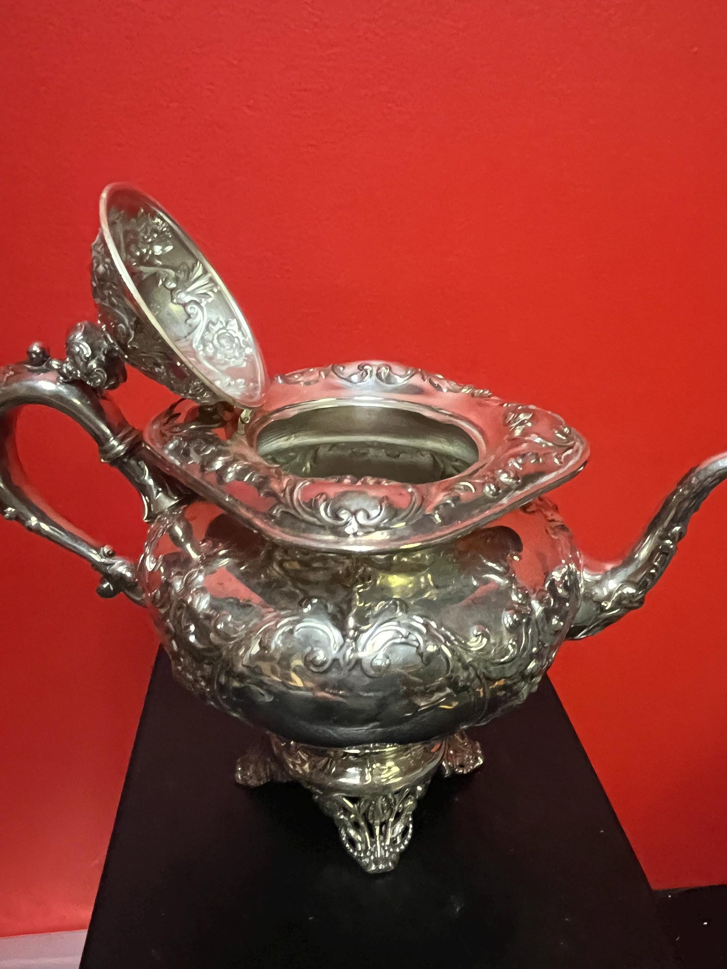 Beautiful 10 x 9“ high quality and English  antique silver plated teapot  great condition and ready to use  perfect gift  tea time!!