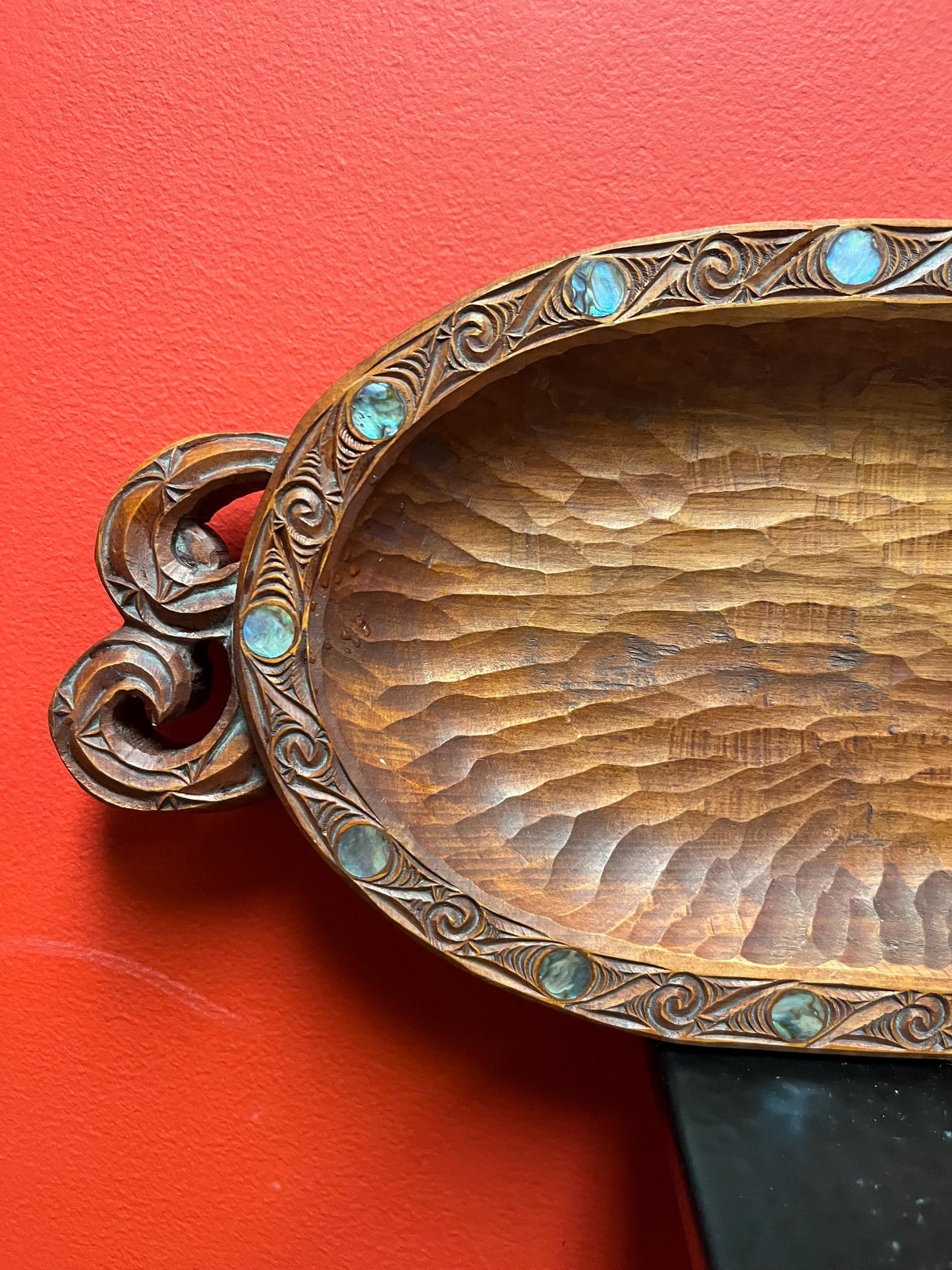 Stunning 18 x 9  inch wide New Zealand Maori feast bowl with Abalone shell  1950s  grade A  detail