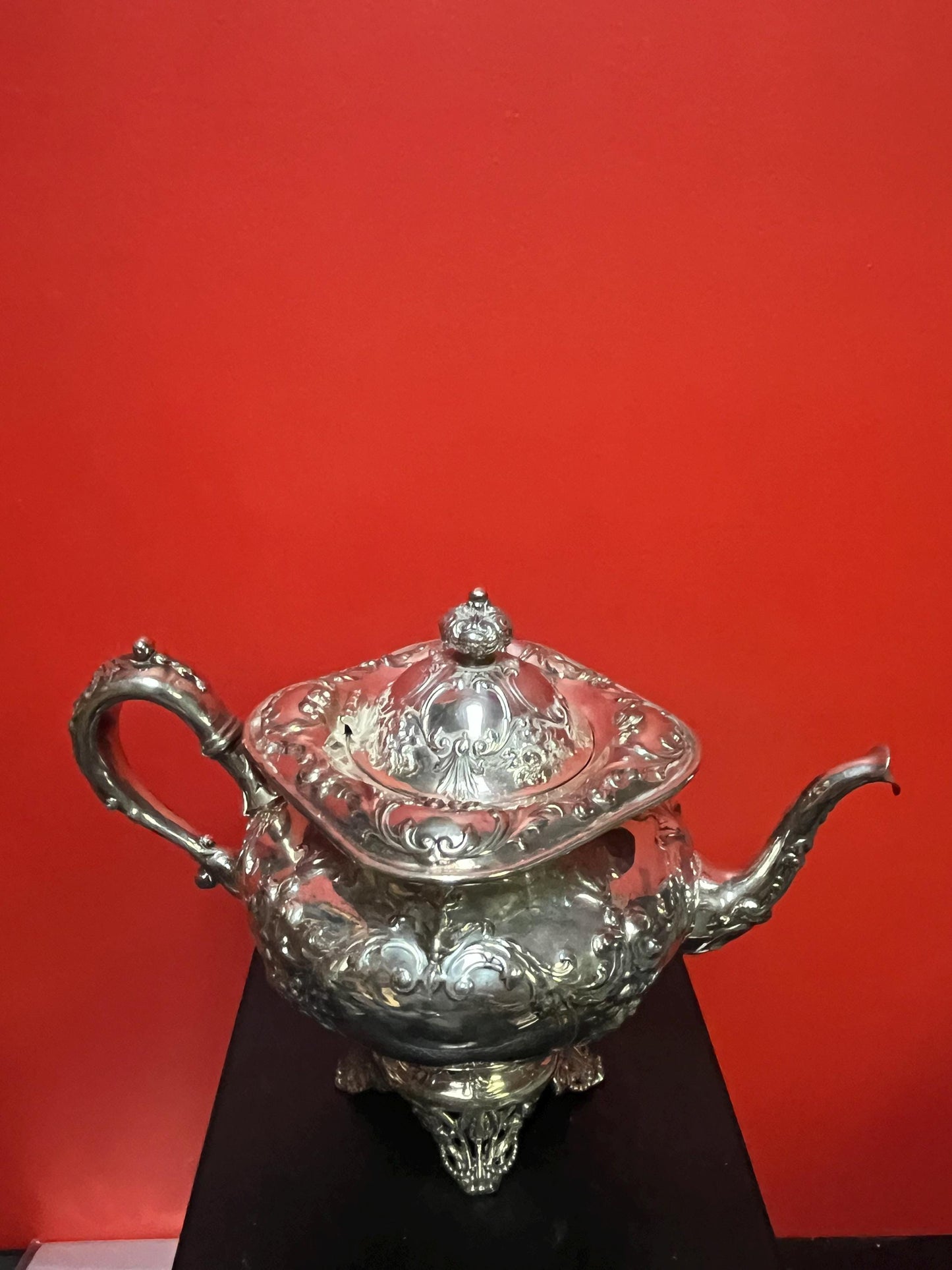 Beautiful 10 x 9“ high quality and English  antique silver plated teapot  great condition and ready to use  perfect gift  tea time!!