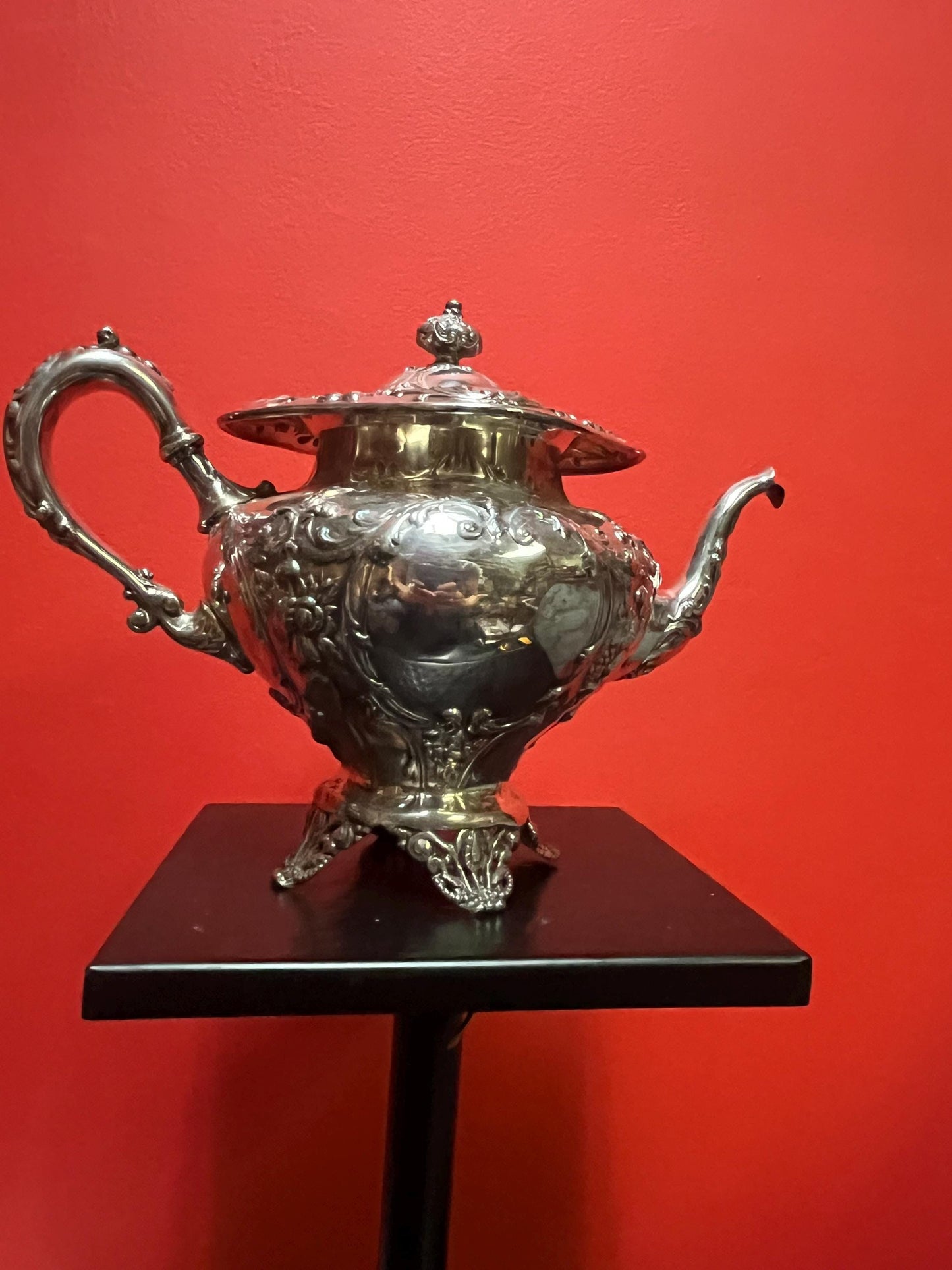 Beautiful 10 x 9“ high quality and English  antique silver plated teapot  great condition and ready to use  perfect gift  tea time!!