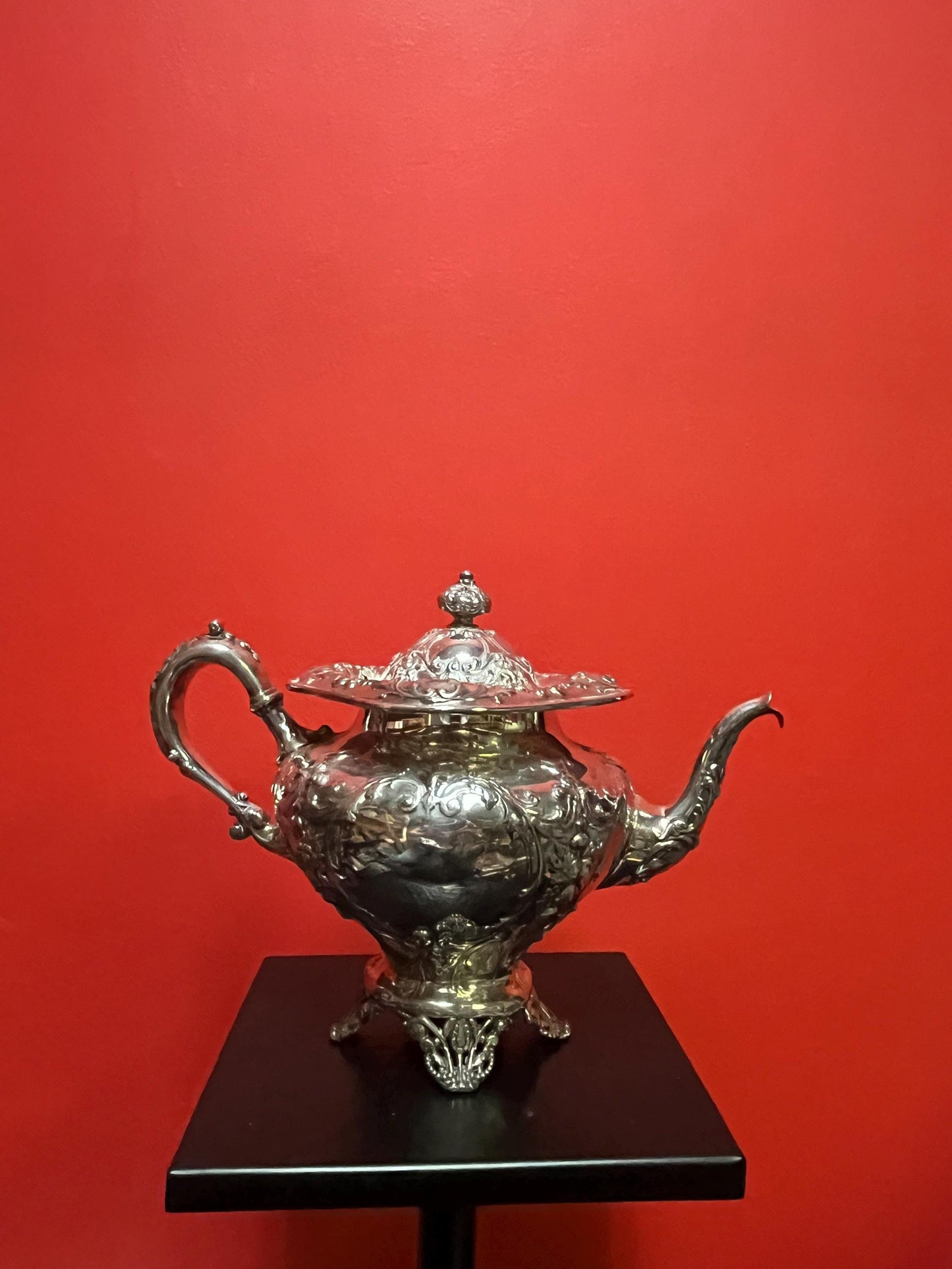 Beautiful 10 x 9“ high quality and English  antique silver plated teapot  great condition and ready to use  perfect gift  tea time!!