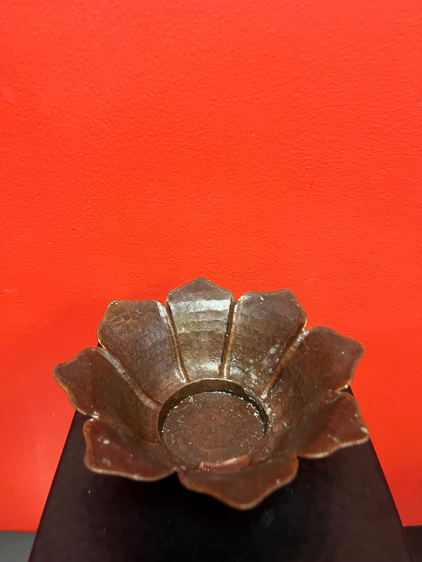 Antique  7 x 2“ tall copper hammered leaf shaped bowl  useful and wonderful decor  wow