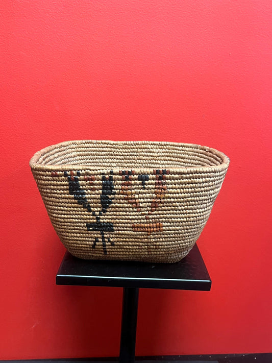 Unique and lovely 10 x 8 x 5“ high indigenous first nations Pacific northwest coast Salish woven basket  good condition and good value