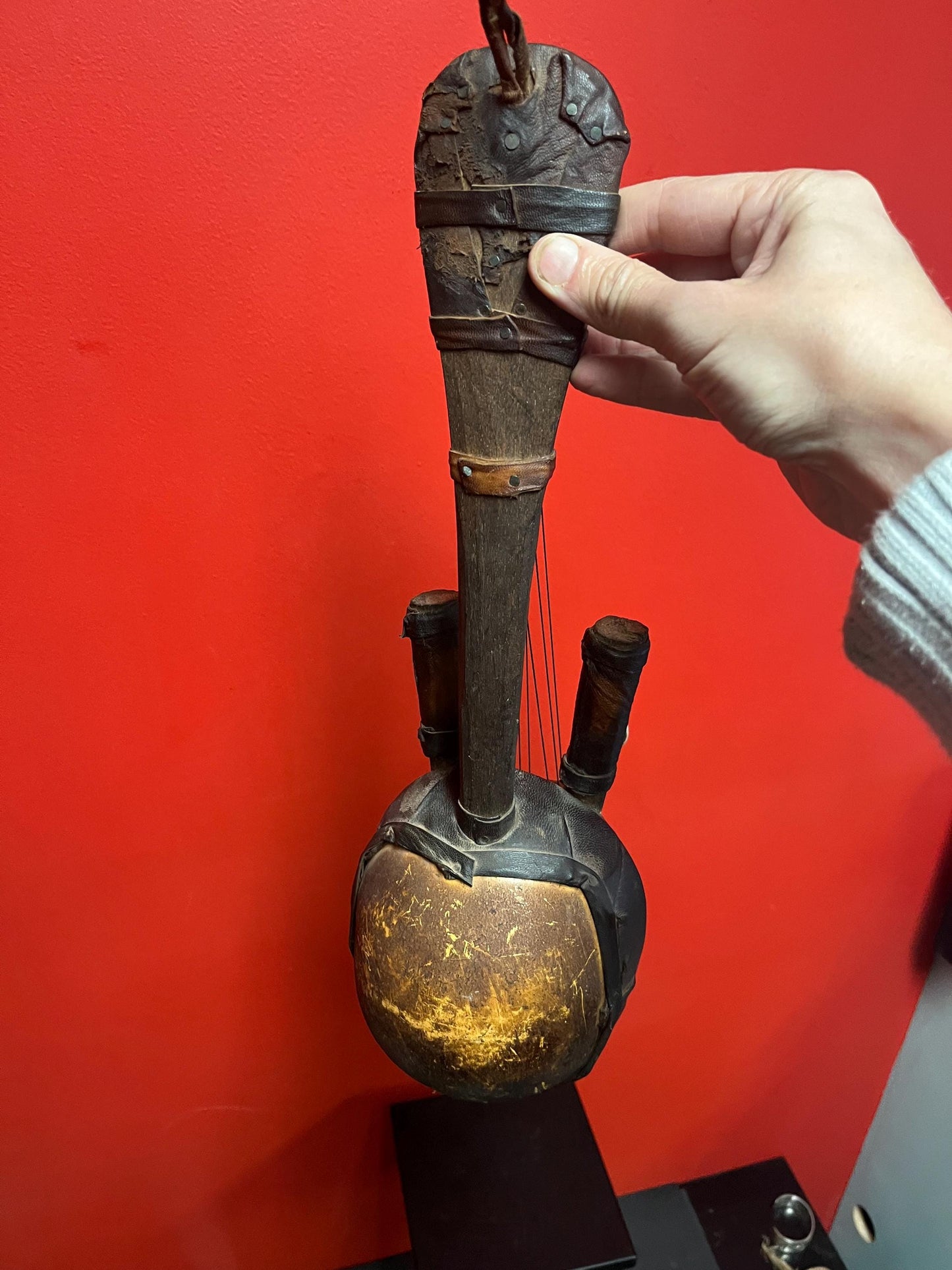 Amazing 19 x 5“ wide old oceanic coconut shell leather and shell guitar style instrument  wow