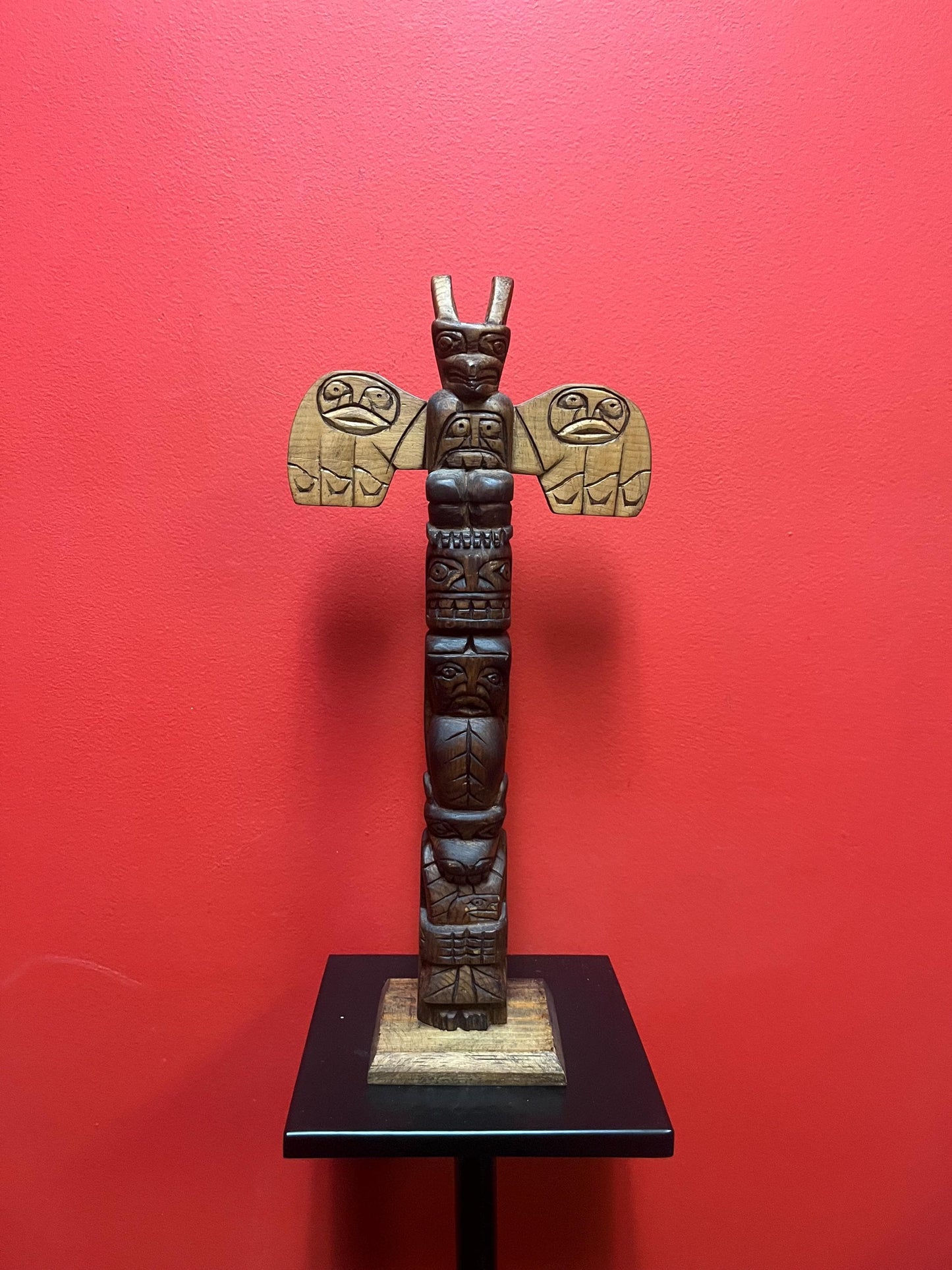 17 x 8“ wide signed Leo Alexander vintage cedar totem pole with great detail  indigenous first nations Pacific northwest coast