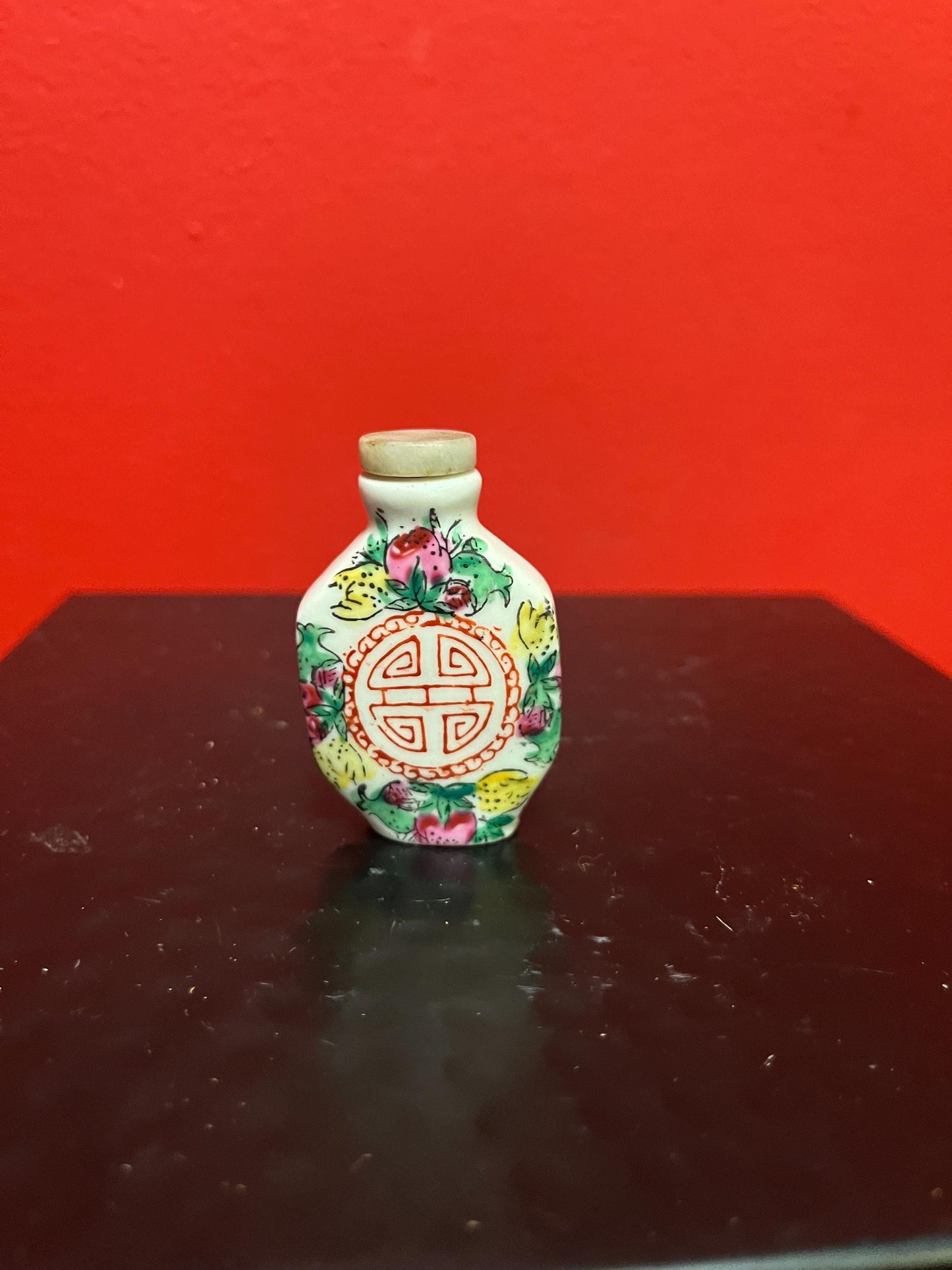 Chinese porcelain snuff bottle with stone top