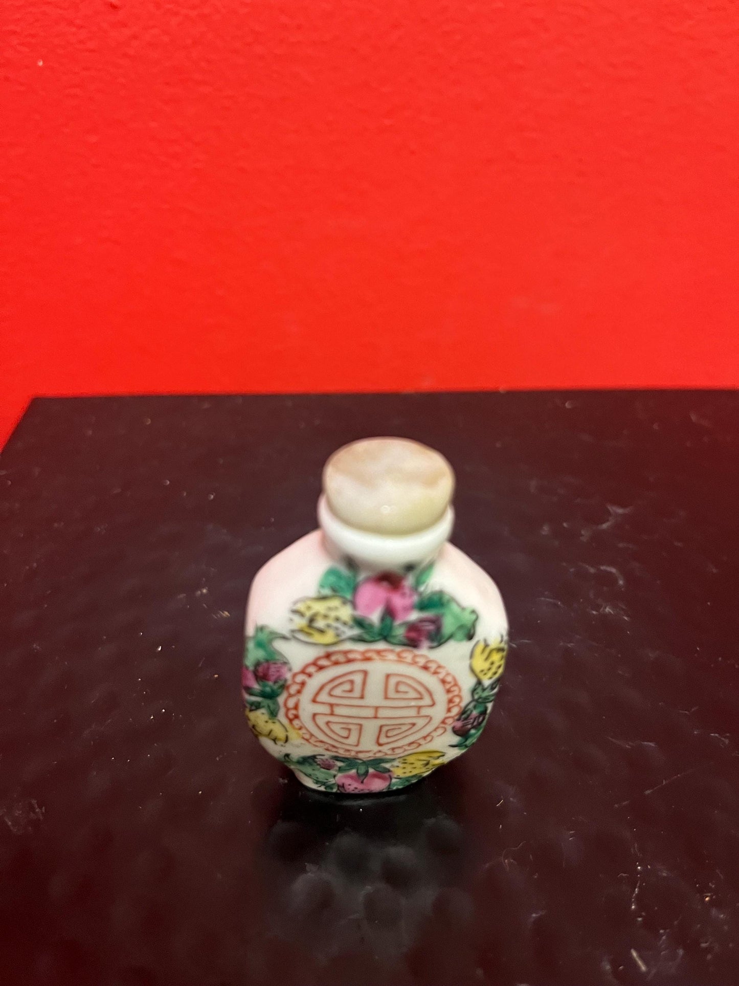 Chinese porcelain snuff bottle with stone top