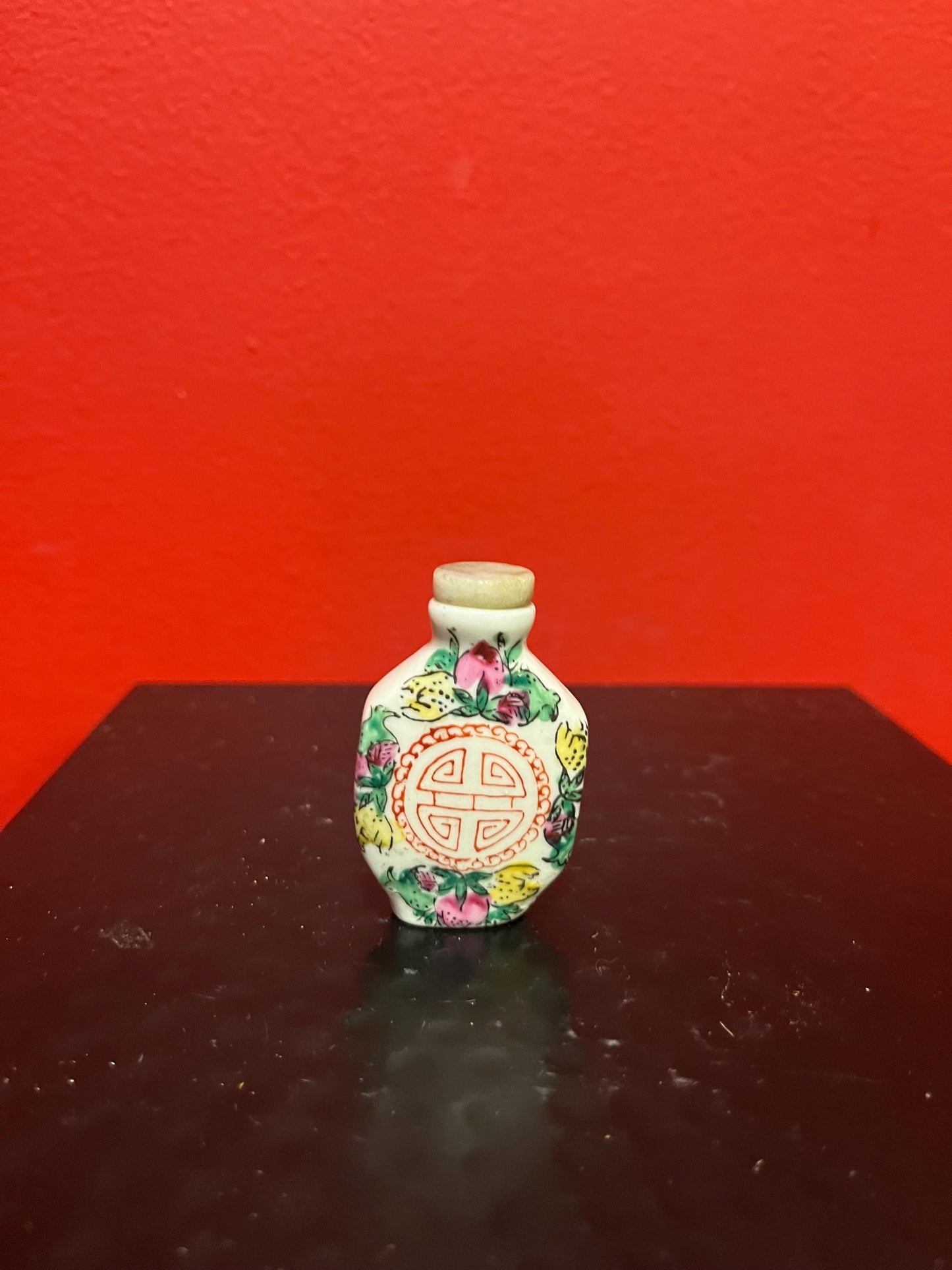 Chinese porcelain snuff bottle with stone top
