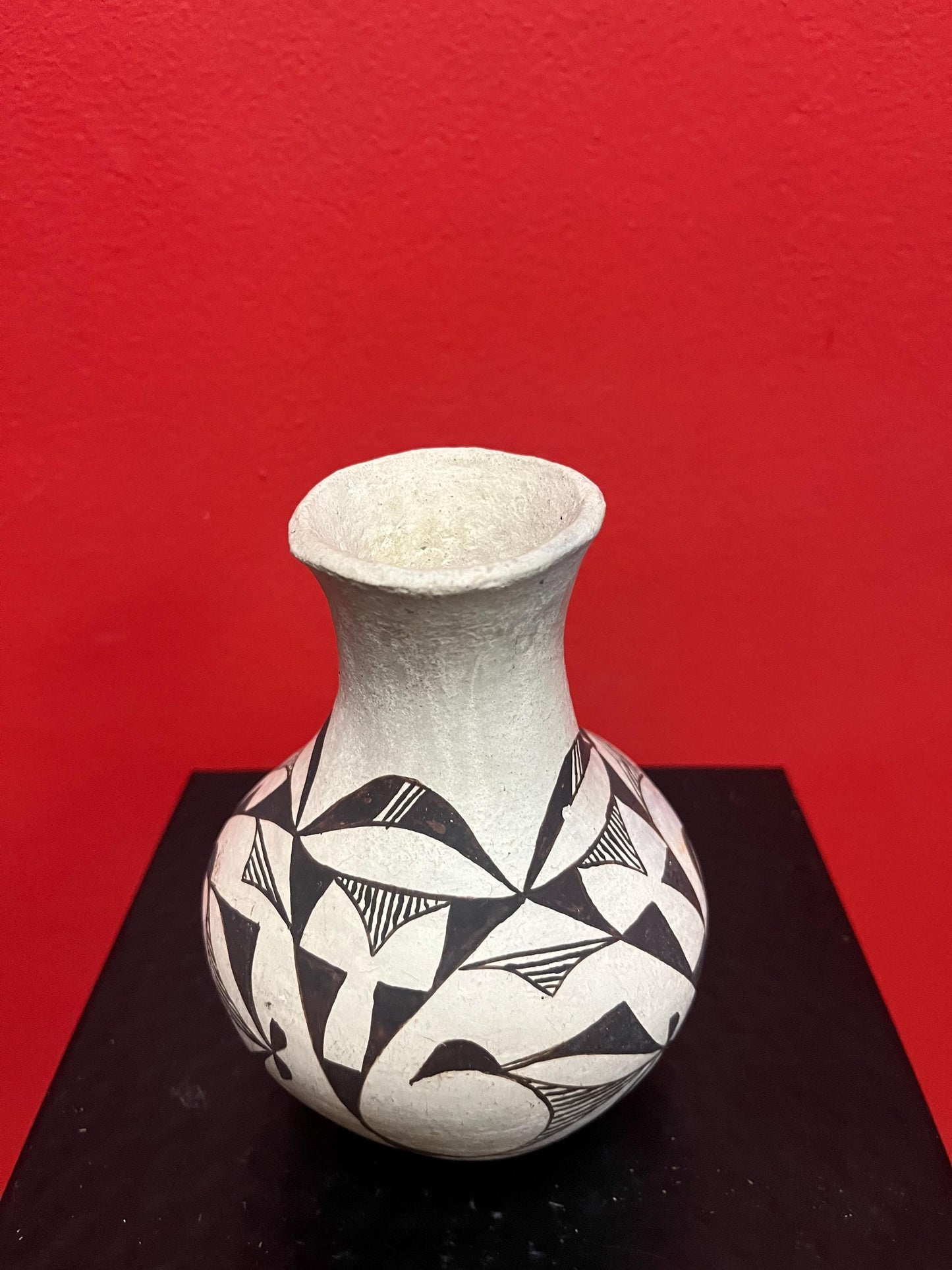 Beautiful ACOMA  New Mexico antique pottery vase  lovely design and great condition  value priced
