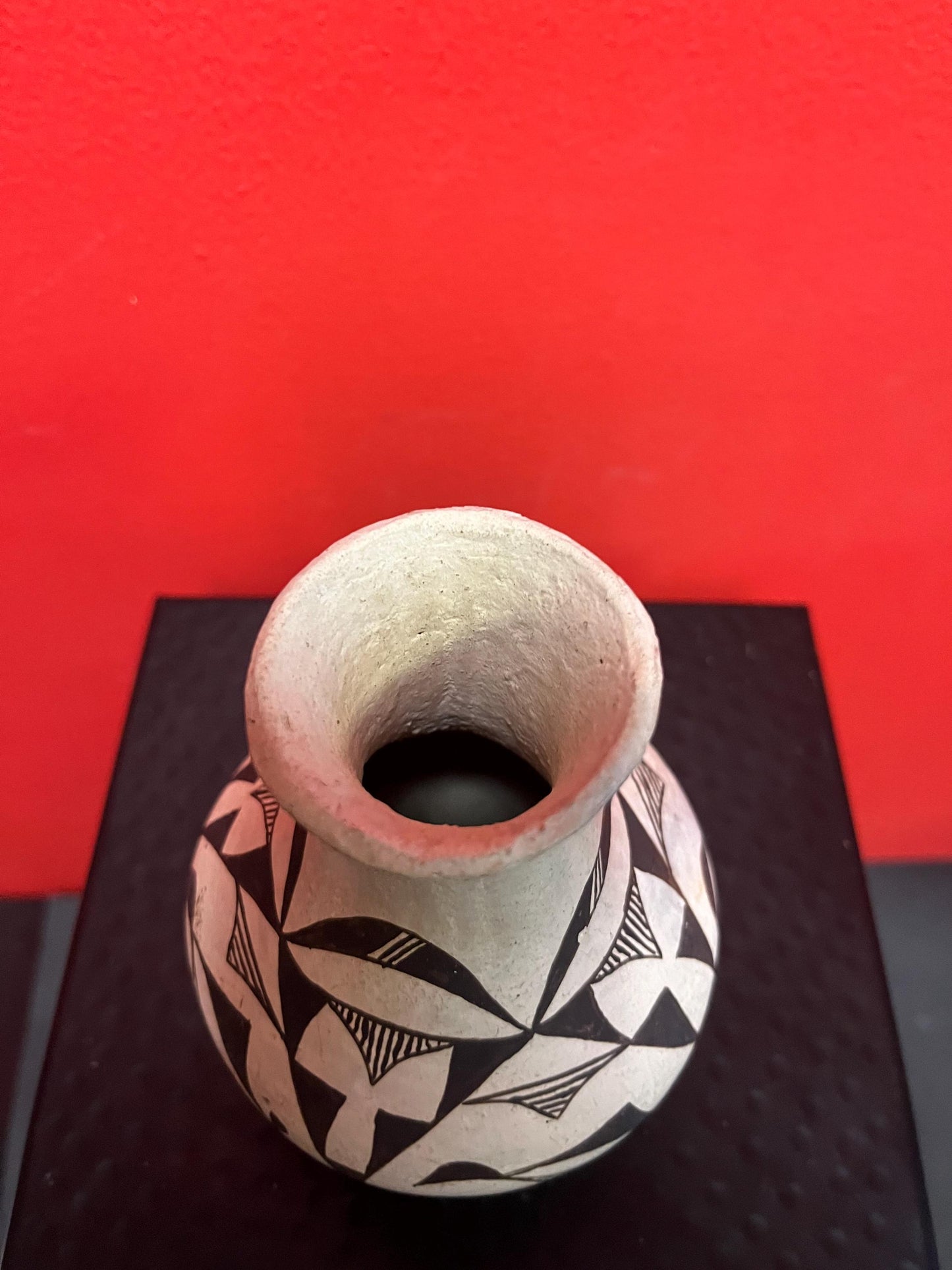 Beautiful ACOMA  New Mexico antique pottery vase  lovely design and great condition  value priced