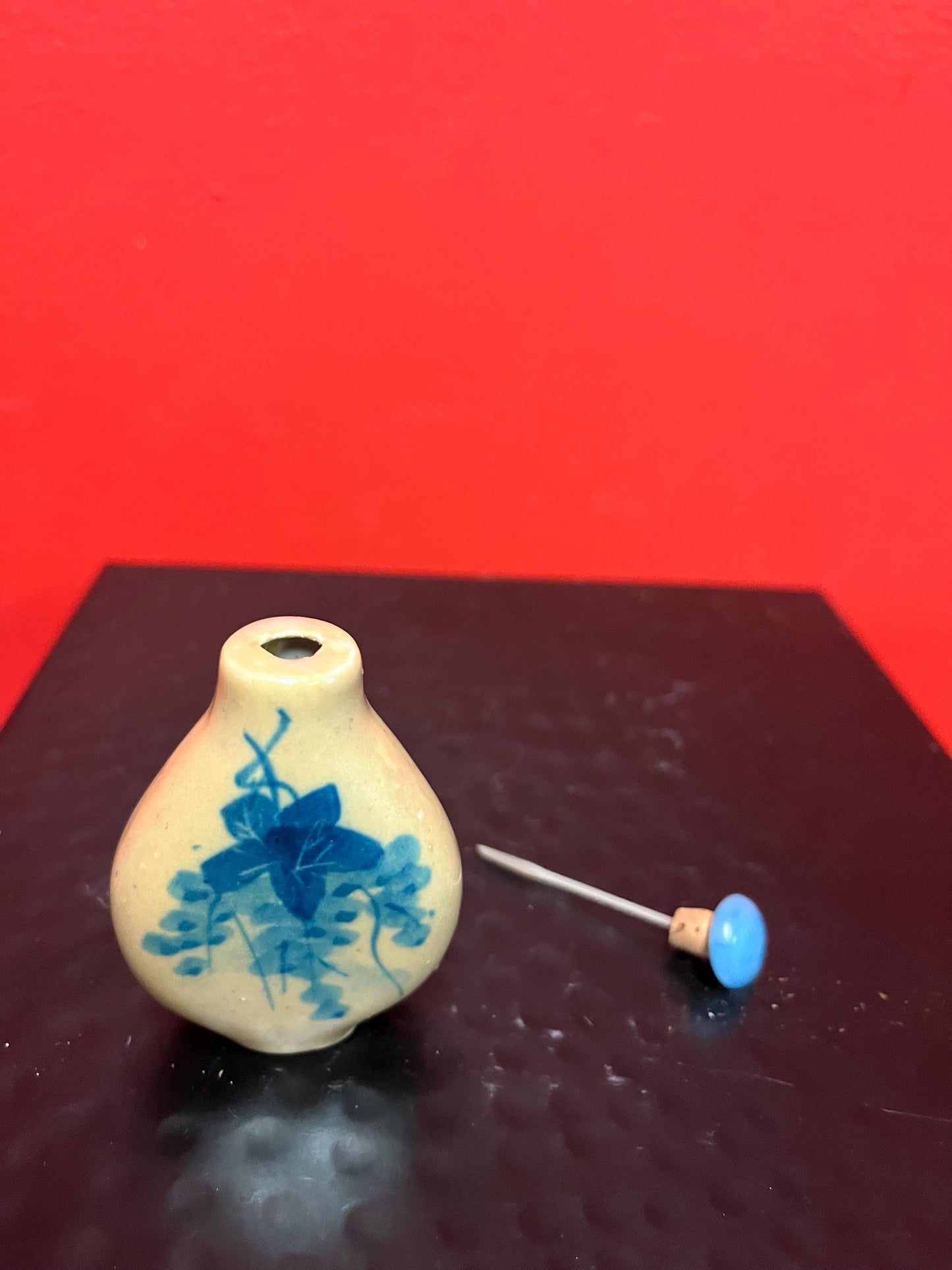 Lovely 3 inch tall Chinese snuff bottle