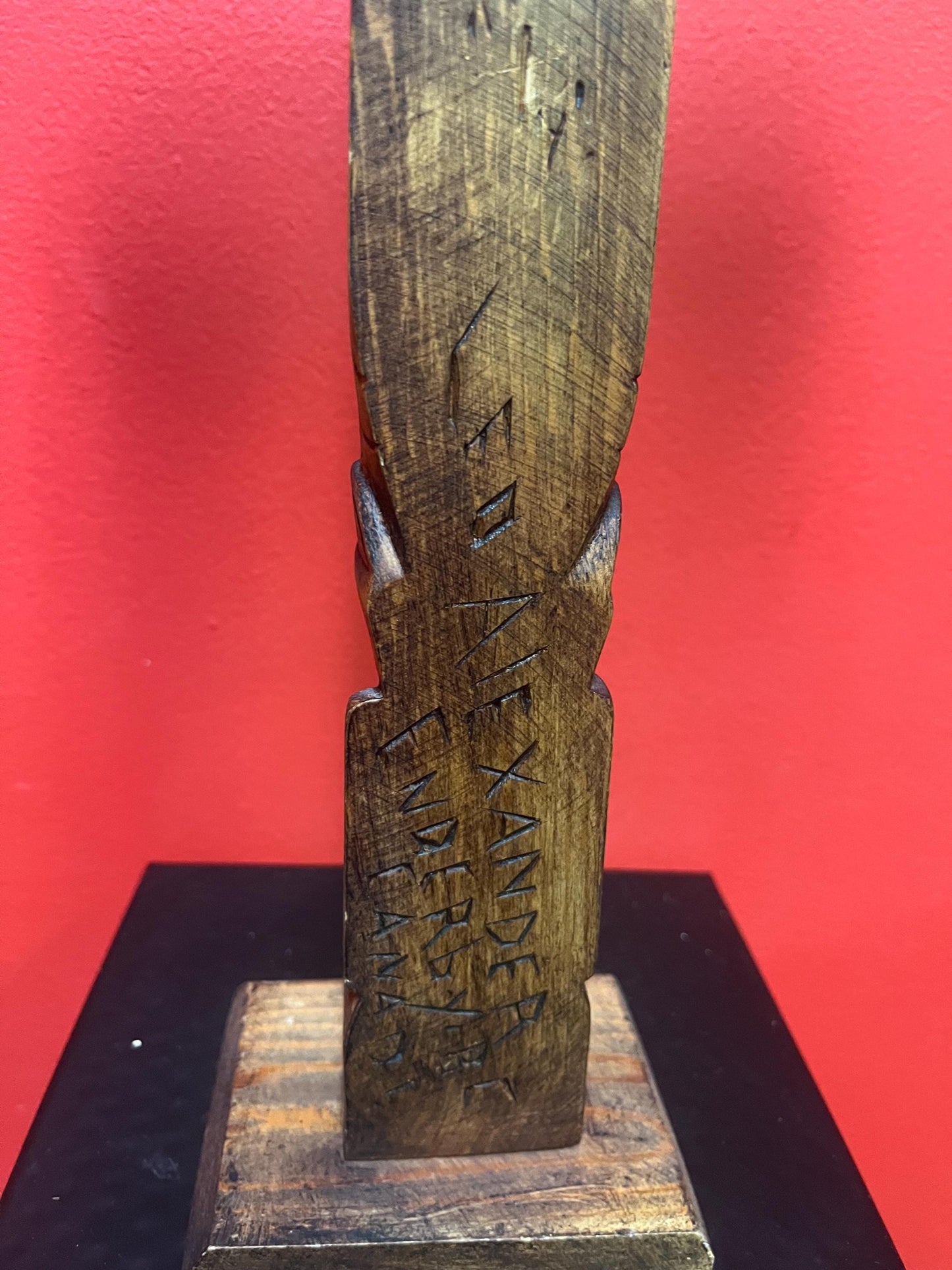 17 x 8“ wide signed Leo Alexander vintage cedar totem pole with great detail  indigenous first nations Pacific northwest coast