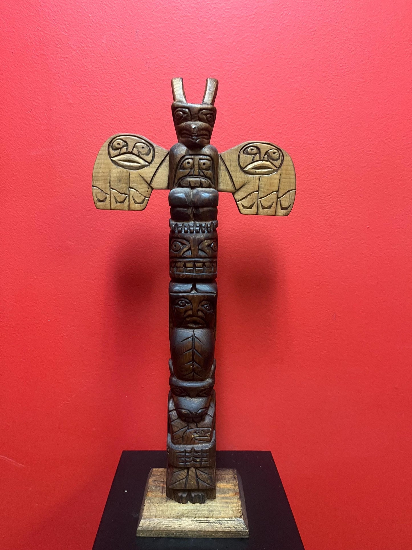 17 x 8“ wide signed Leo Alexander vintage cedar totem pole with great detail  indigenous first nations Pacific northwest coast