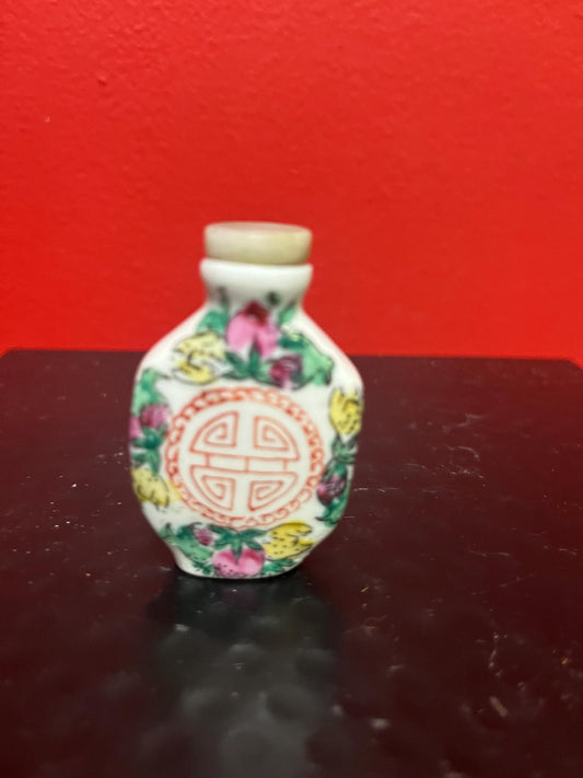 Chinese porcelain snuff bottle with stone top