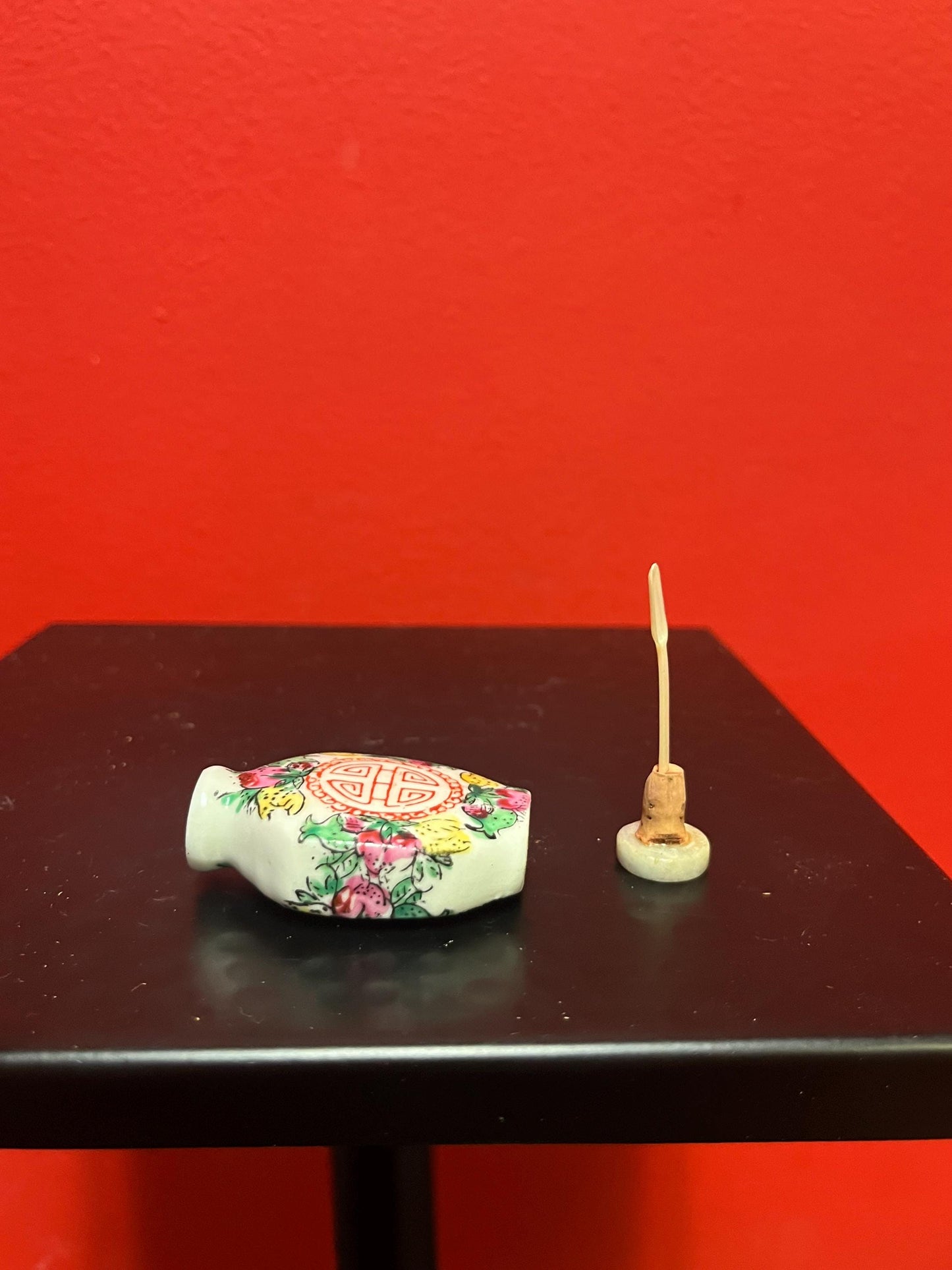 Chinese porcelain snuff bottle with stone top