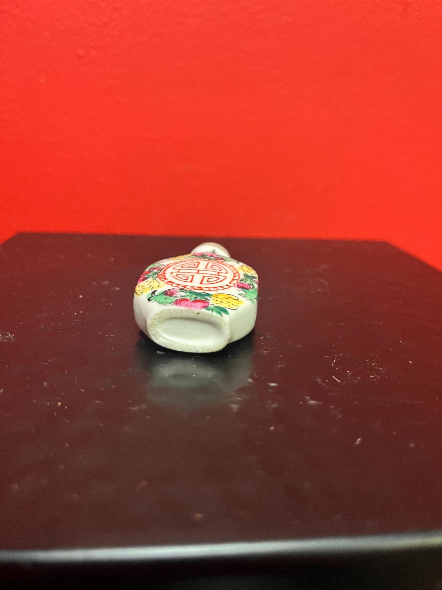 Chinese porcelain snuff bottle with stone top