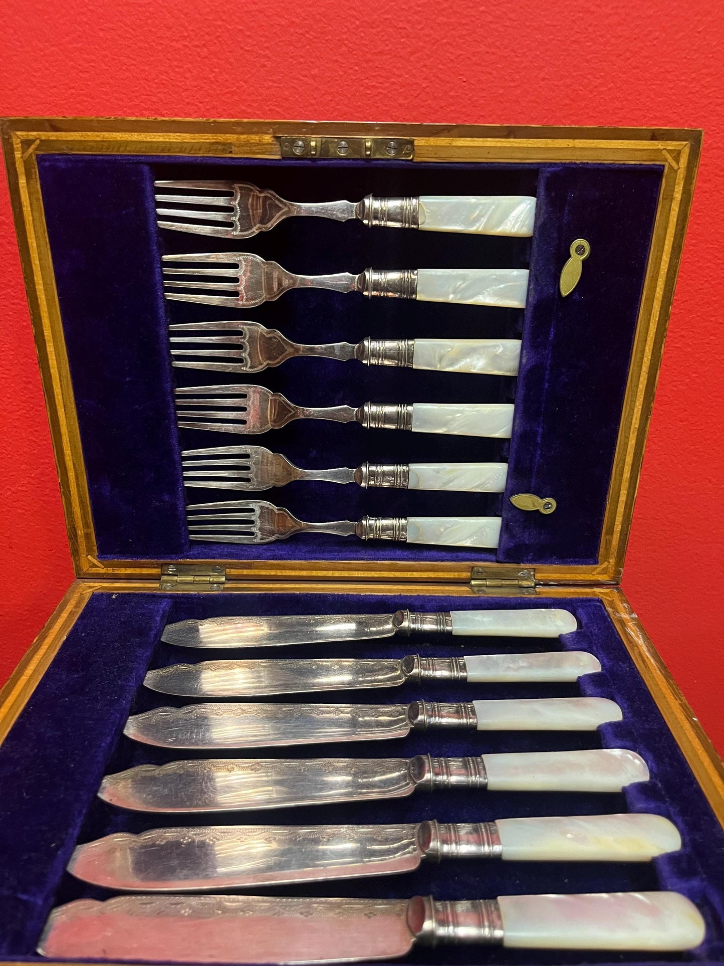 12 piece English silver and mother of pearl fish knives and forks in oak box  antique beauty set - cutlery in great condition