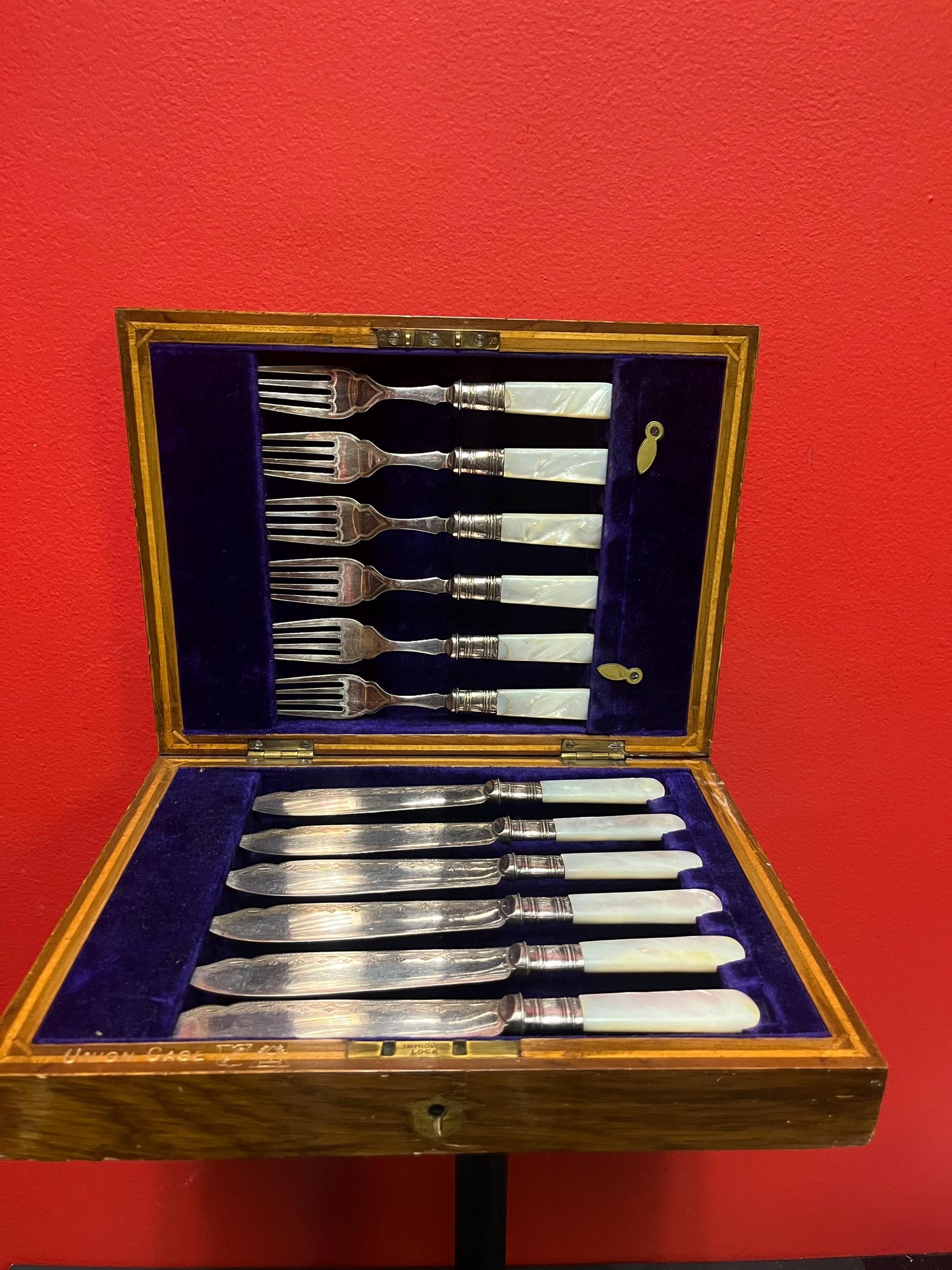 12 piece English silver and mother of pearl fish knives and forks in oak box  antique beauty set - cutlery in great condition