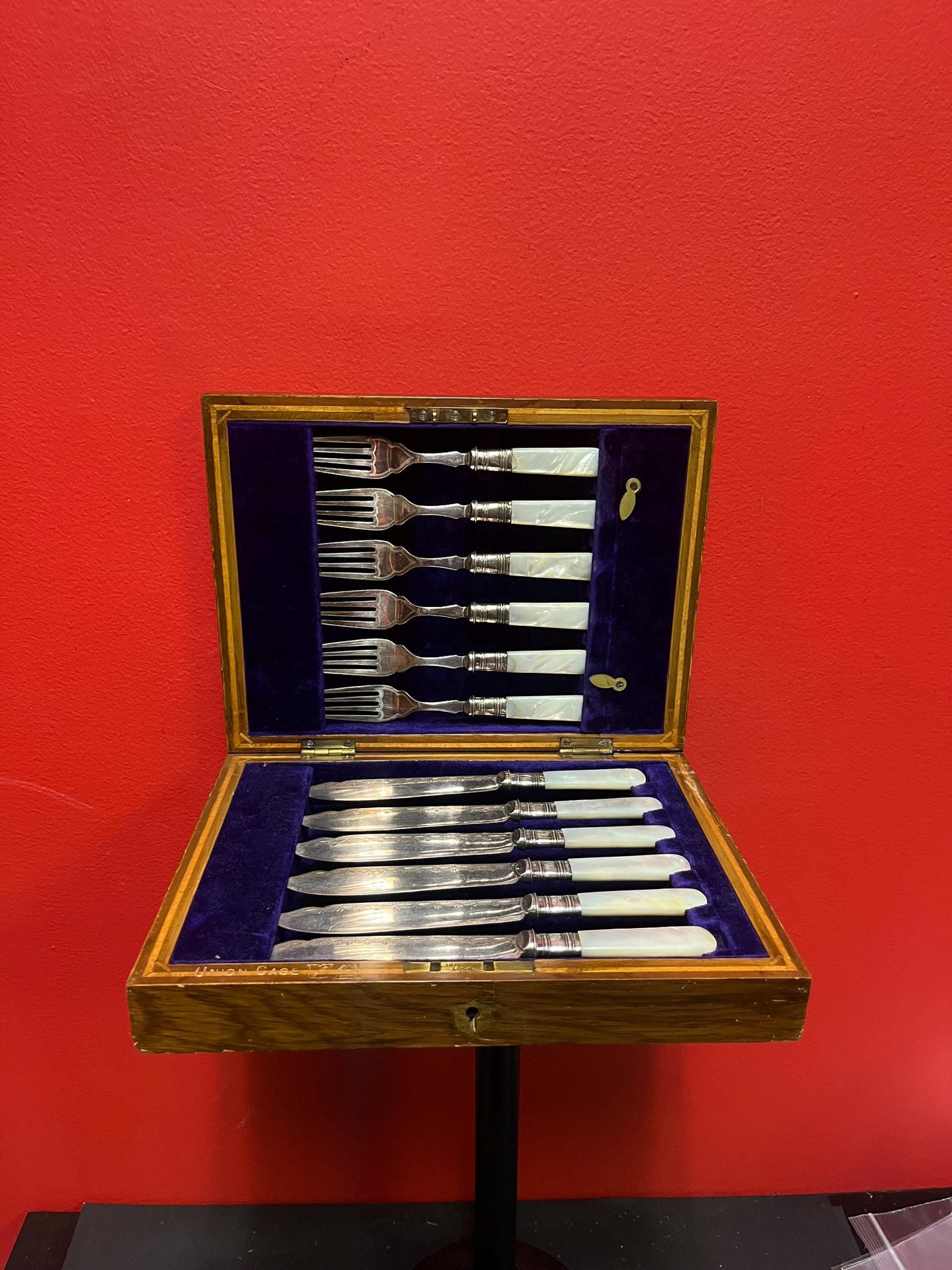 12 piece English silver and mother of pearl fish knives and forks in oak box  antique beauty set - cutlery in great condition