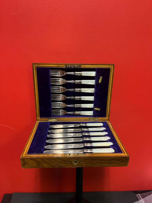12 piece English silver and mother of pearl fish knives and forks in oak box  antique beauty set - cutlery in great condition