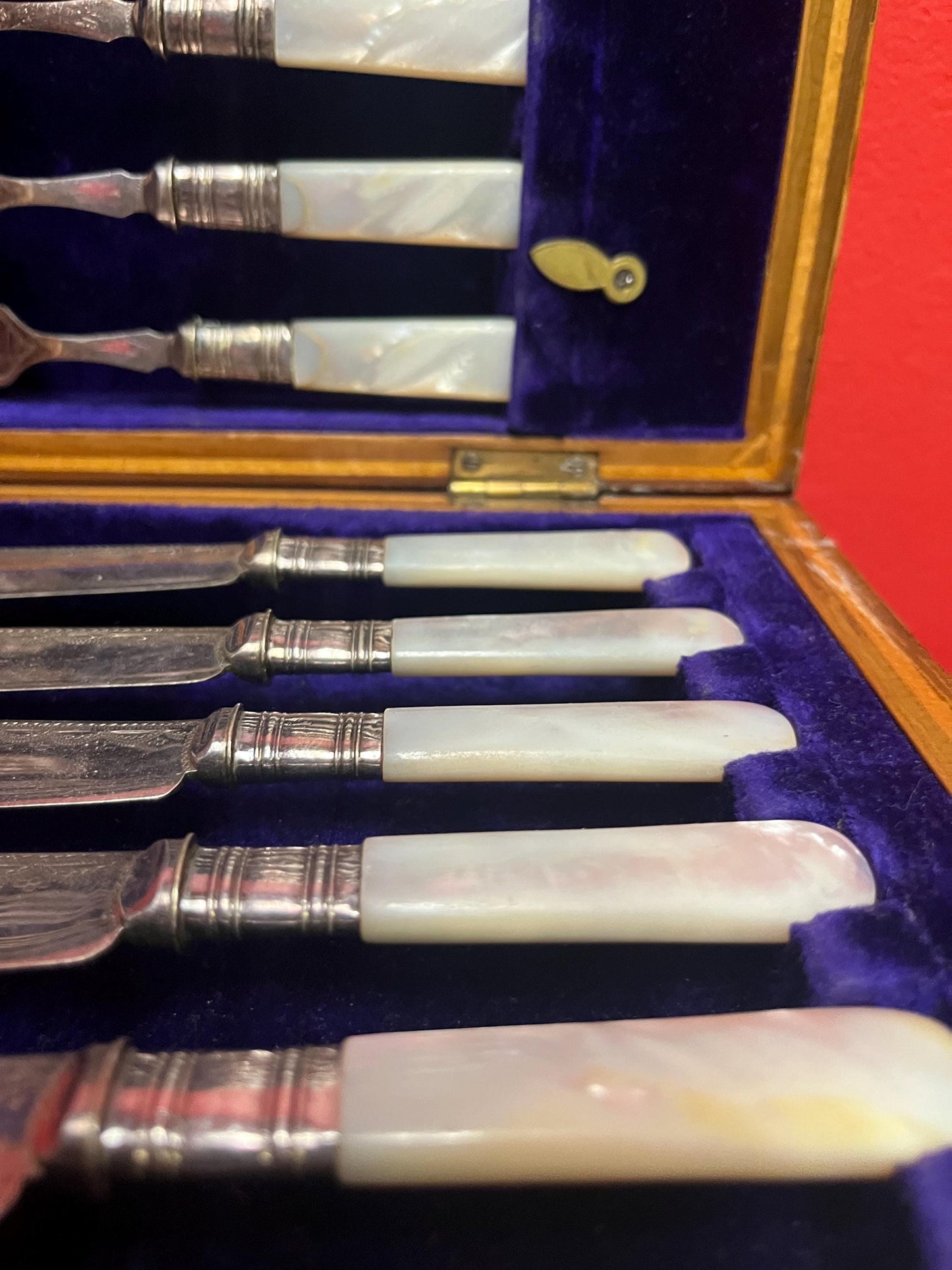 12 piece English silver and mother of pearl fish knives and forks in oak box  antique beauty set - cutlery in great condition