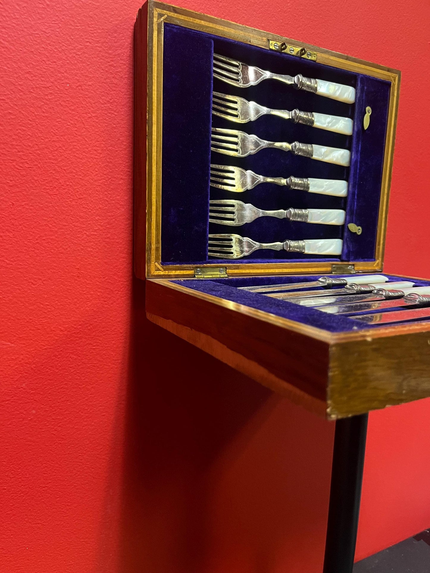 12 piece English silver and mother of pearl fish knives and forks in oak box  antique beauty set - cutlery in great condition