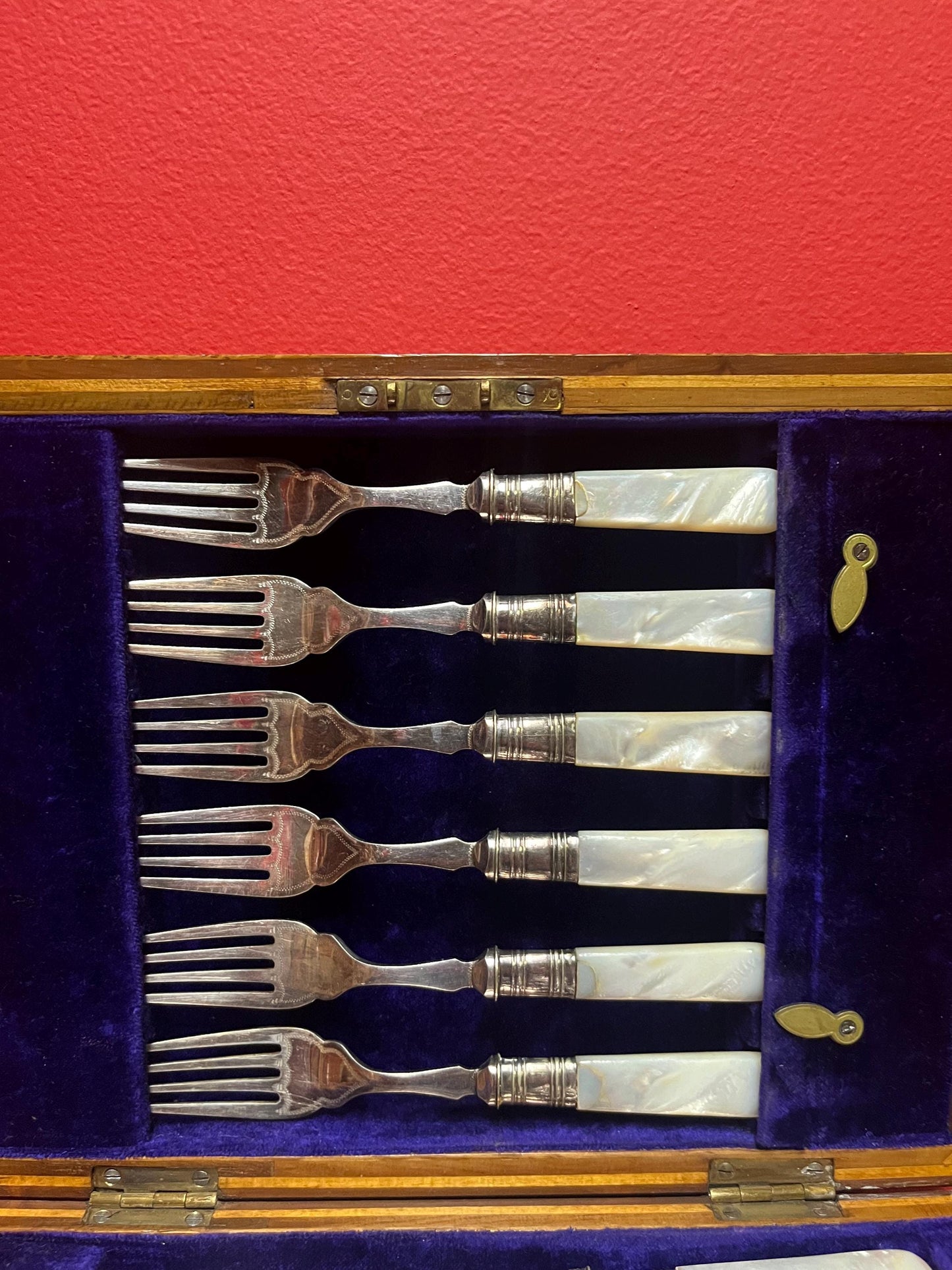 12 piece English silver and mother of pearl fish knives and forks in oak box  antique beauty set - cutlery in great condition