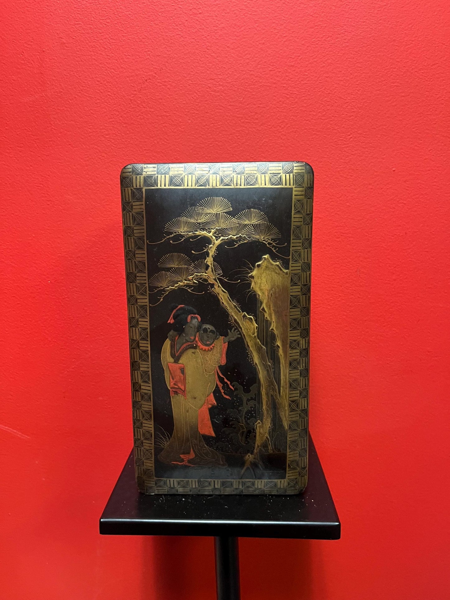 Stunning antique 11 x 6 x 4“ high Japanese lacquer and GILT box  very nice condition so see photos  wonderful detail