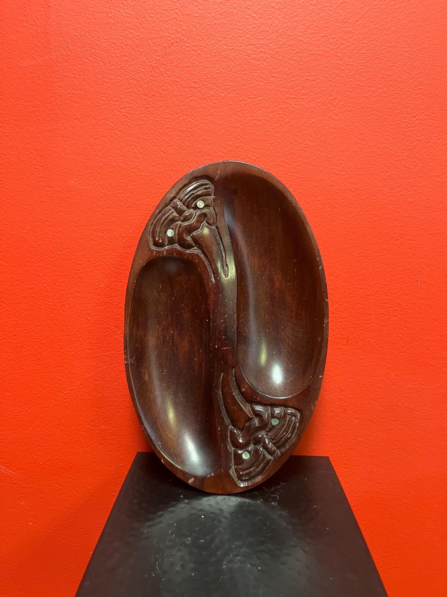 Amazing 11 x 7 inch Maori sectional dish  coolest eyes  great gift