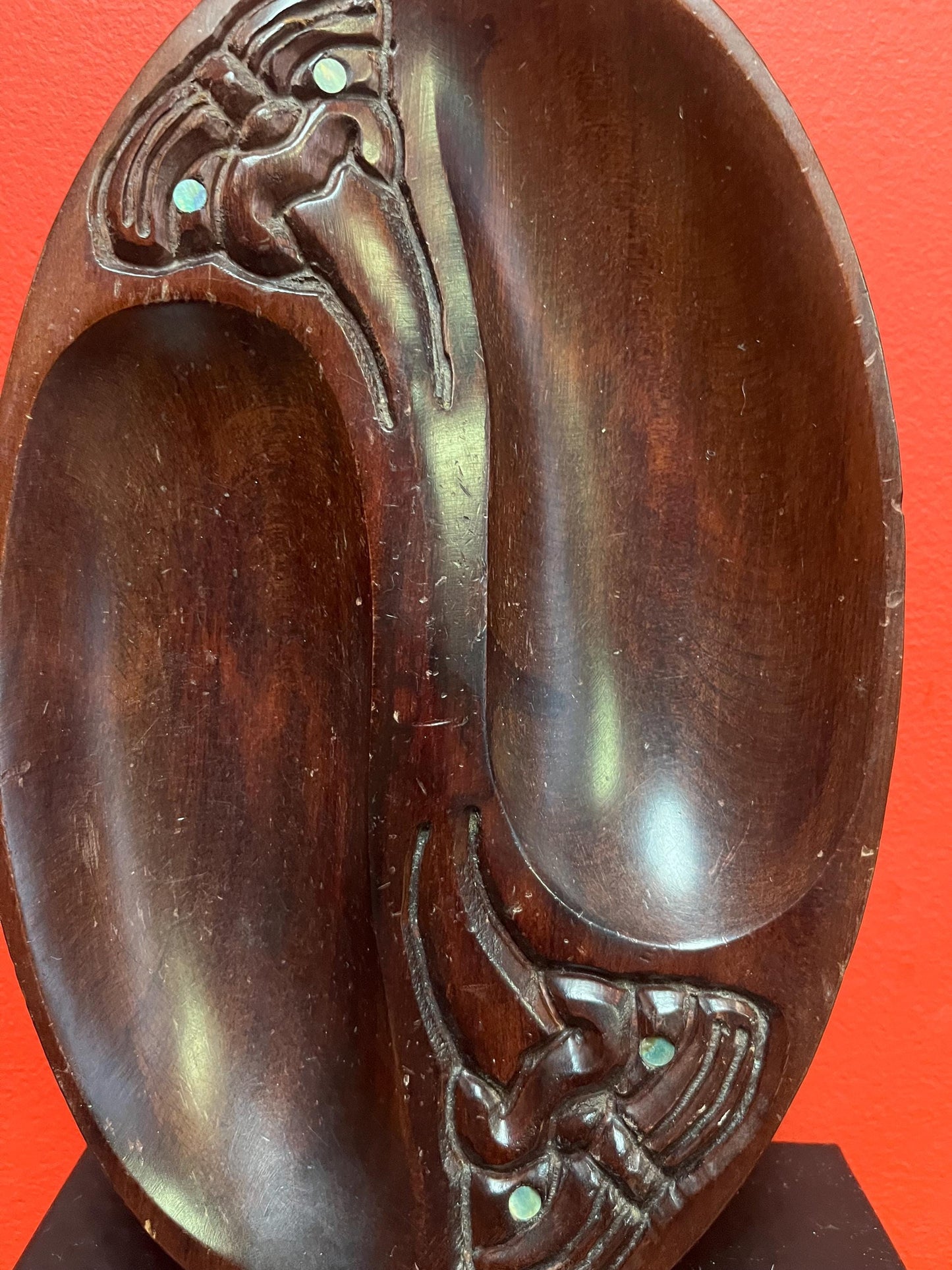 Amazing 11 x 7 inch Maori sectional dish  coolest eyes  great gift